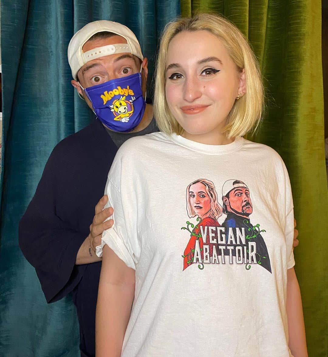 ケヴィン・スミスのインスタグラム：「On a brand new @veganabattoir - hear all about our Corona close call! When @harleyquinnsmith took a rapid results test on Monday, she came up Positive for Covid... Until she got swabbed for a pair of follow up tests that said she was Negative! It was a whirlwind week in which I was worried about our girl and our entire family, that ultimately ended okay! It’s an emotional roller coaster of an ep for A Girl and Her Dad that you can listen to at the link in my bio. #KevinSmith #veganabattoir #podcast #vegan」