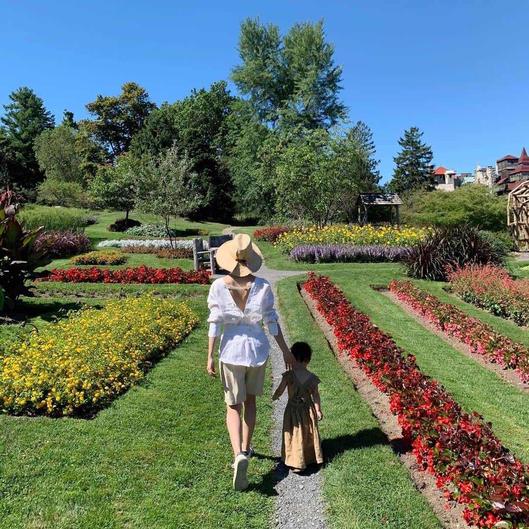 のインスタグラム：「このガーデン最高に可愛いかった🌻 NYに住んでると自然の中を駆け回るってことが中々出来ないので、こういう姿を見るといずれは田舎で暮らしたいなあと思う。」