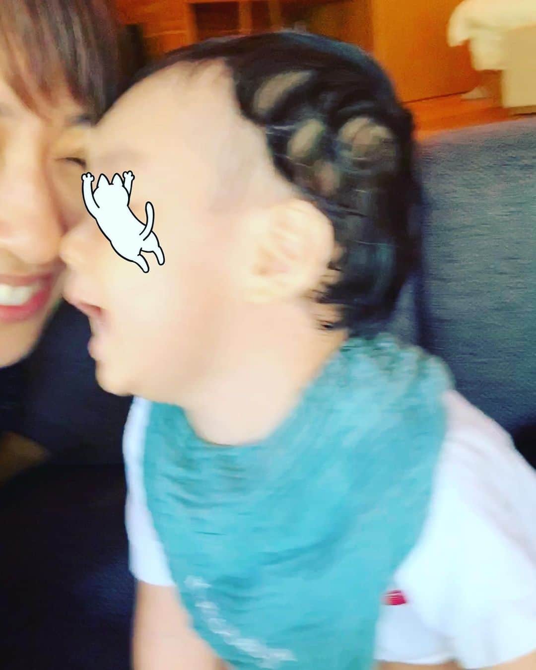 のインスタグラム：「ブレブレだけど好きな写真☺︎ 突然ゴツン！ からの顔こすりつけてくるのなに〜 (2枚目は2秒前。)  #myson #11months  #summer #days #communication  #love #life #thanks」