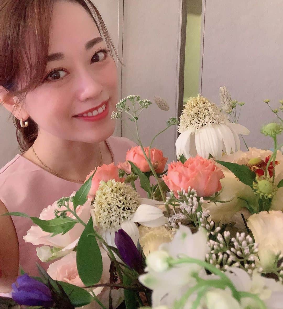 のインスタグラム：「※ Flower gift from @chaumetofficial 💐 . 素敵なフラワーギフトがショーメさんから 届きました💛 . 可愛かったお花は2枚目以降アップで撮ってみました💛 ガーデンから摘んできたかのような フラワーバスケット🧺 . ミツバチが楽しげにダンスをしているシーンを イメージしたサマーガーデンがテーマ✨ . とっても華やかで可憐💛💚💛 . 繊細なお花がいっぱい💛 可愛くてついついずっと眺めて香りも 楽しんでいます💐 . . #おうちサマーガーデン #chaumet #ショーメ #beemylove #beemylovecollection #ビーマイラブ #花のある暮らし #お花のある暮らし #花好きな人と繋がりたい」