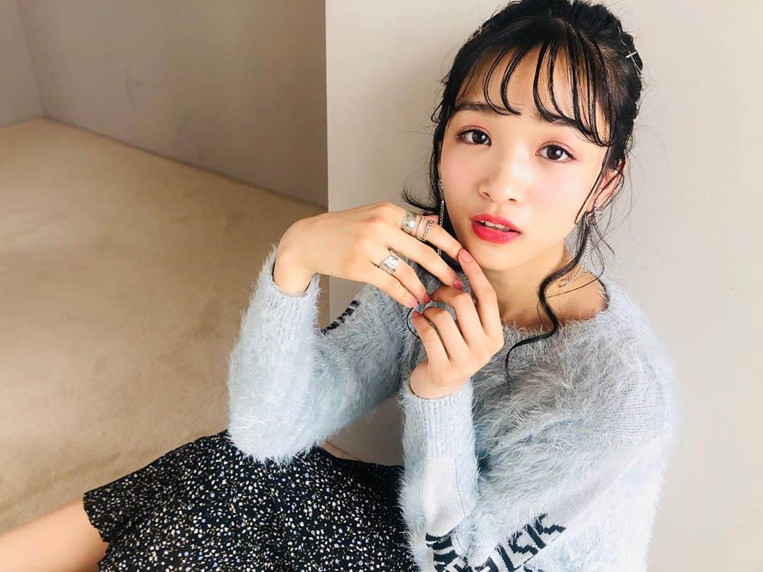 ニコ☆プチのインスタグラム：「🖤🤍 今号のプチモプライベートはあーちゃん😉✨🌟 お仕事あーちゃんと プライベートあーちゃんに迫ってるよ👐🏻💓 写真はお仕事モード🔛なあーちゃん🌷 #あーちゃんって言いたいだけ #中山あやか」