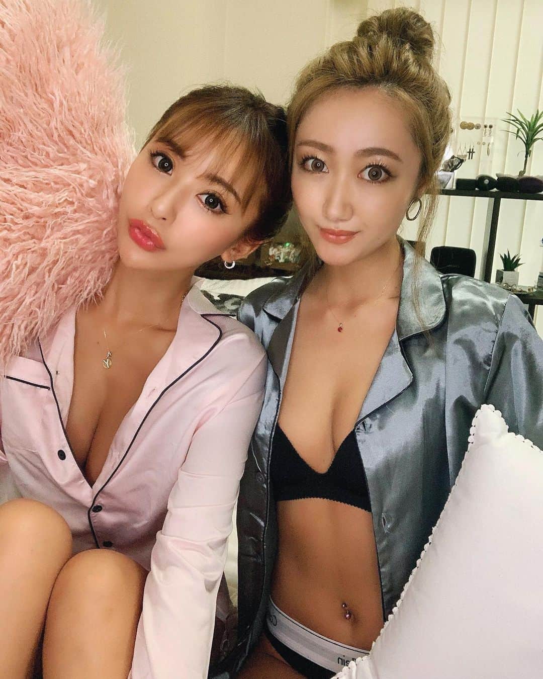 のインスタグラム：「pink＆gray💓🖤💓 パジャマの色が２人の性格を表しております。 . いつも焼肉→サウナ→うちで映画が うちらのお決まりコース✊🏽‼︎ 久しぶりにたくさん語って楽しすぎた🥰 . LOVE...❤️ . #パジャマ #お部屋 #双子コーデ #サウナ」