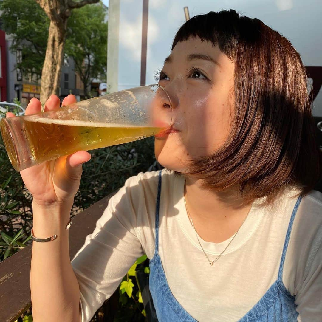 中上真亜子さんのインスタグラム写真 - (中上真亜子Instagram)「ひっさしぶりに乾杯🍺 1時間も居なかったけど テラスで風を感じられて幸せでした☺️  わたしの傘と思って、お店の商品を持ちながら出て来られた時はびっくりしたけど、束の間の良き時間でした🥰  明日も小雪さんと一緒で日曜版生放送です🙂 お家にいる方は是非ご覧ください🤍 #写真撮ってる間だけでほぼ1杯なくなってた🍺 #消毒おばさんズ #まあこゆき」8月22日 19時00分 - maako_nakagami