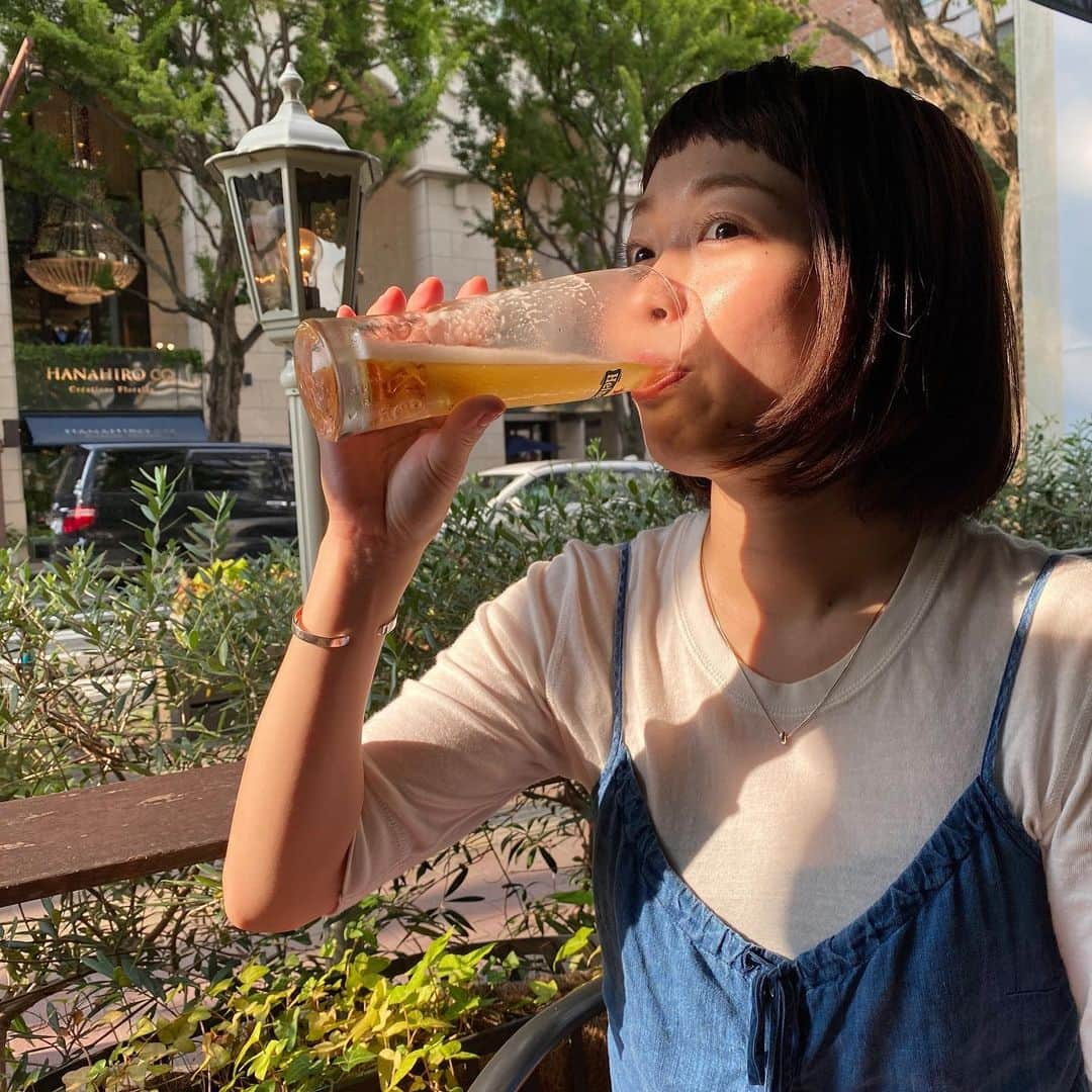 中上真亜子さんのインスタグラム写真 - (中上真亜子Instagram)「ひっさしぶりに乾杯🍺 1時間も居なかったけど テラスで風を感じられて幸せでした☺️  わたしの傘と思って、お店の商品を持ちながら出て来られた時はびっくりしたけど、束の間の良き時間でした🥰  明日も小雪さんと一緒で日曜版生放送です🙂 お家にいる方は是非ご覧ください🤍 #写真撮ってる間だけでほぼ1杯なくなってた🍺 #消毒おばさんズ #まあこゆき」8月22日 19時00分 - maako_nakagami