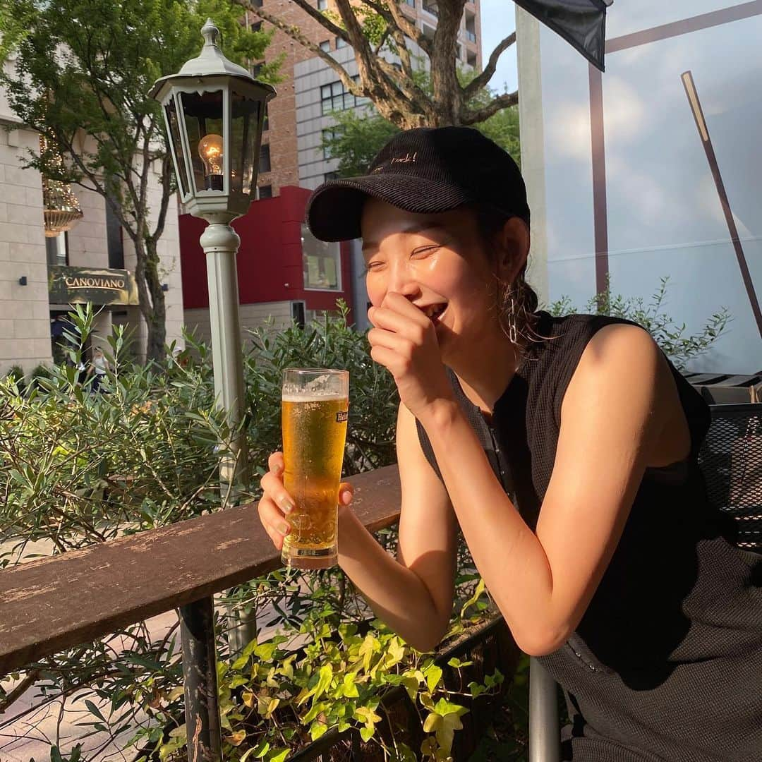 中上真亜子さんのインスタグラム写真 - (中上真亜子Instagram)「ひっさしぶりに乾杯🍺 1時間も居なかったけど テラスで風を感じられて幸せでした☺️  わたしの傘と思って、お店の商品を持ちながら出て来られた時はびっくりしたけど、束の間の良き時間でした🥰  明日も小雪さんと一緒で日曜版生放送です🙂 お家にいる方は是非ご覧ください🤍 #写真撮ってる間だけでほぼ1杯なくなってた🍺 #消毒おばさんズ #まあこゆき」8月22日 19時00分 - maako_nakagami