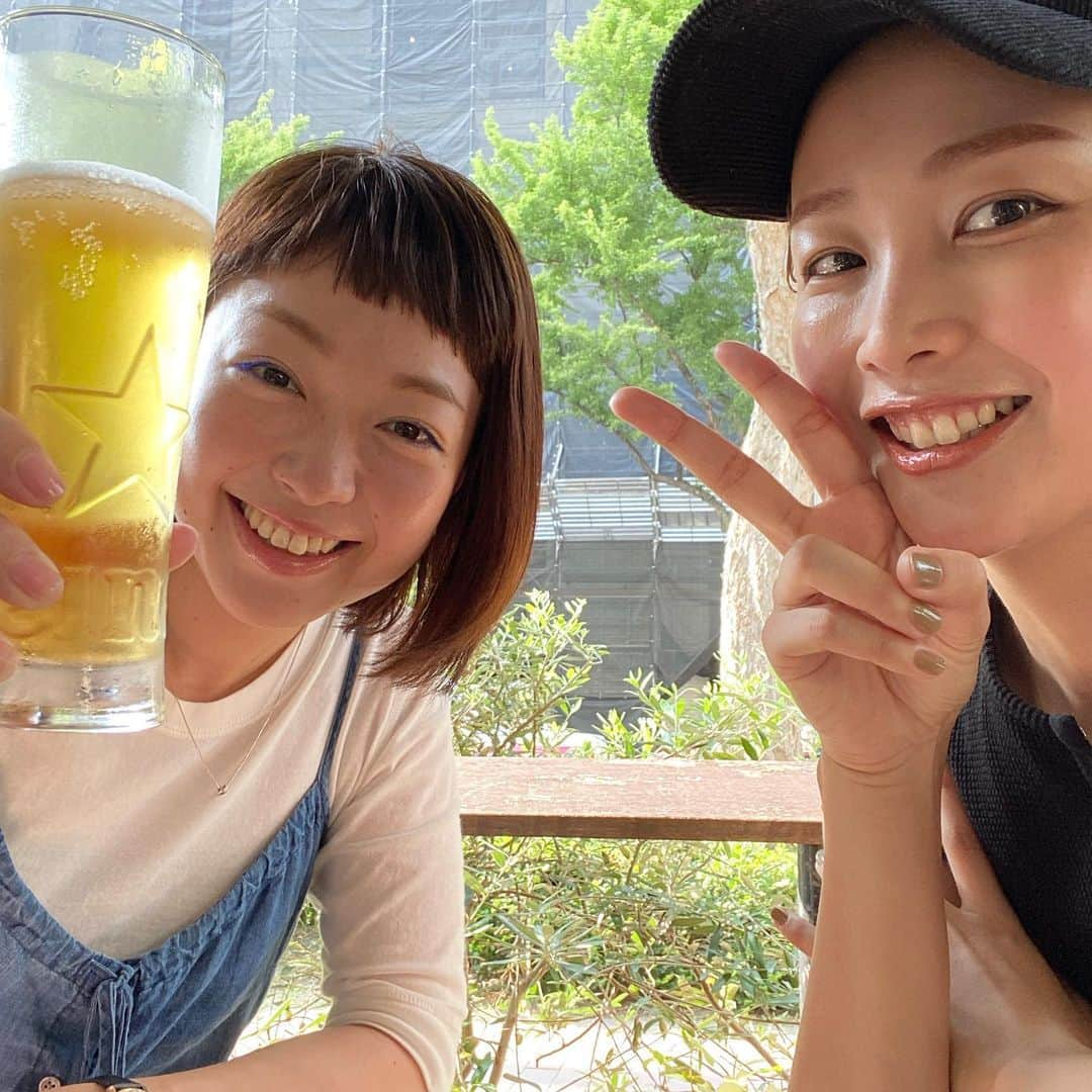 中上真亜子さんのインスタグラム写真 - (中上真亜子Instagram)「ひっさしぶりに乾杯🍺 1時間も居なかったけど テラスで風を感じられて幸せでした☺️  わたしの傘と思って、お店の商品を持ちながら出て来られた時はびっくりしたけど、束の間の良き時間でした🥰  明日も小雪さんと一緒で日曜版生放送です🙂 お家にいる方は是非ご覧ください🤍 #写真撮ってる間だけでほぼ1杯なくなってた🍺 #消毒おばさんズ #まあこゆき」8月22日 19時00分 - maako_nakagami