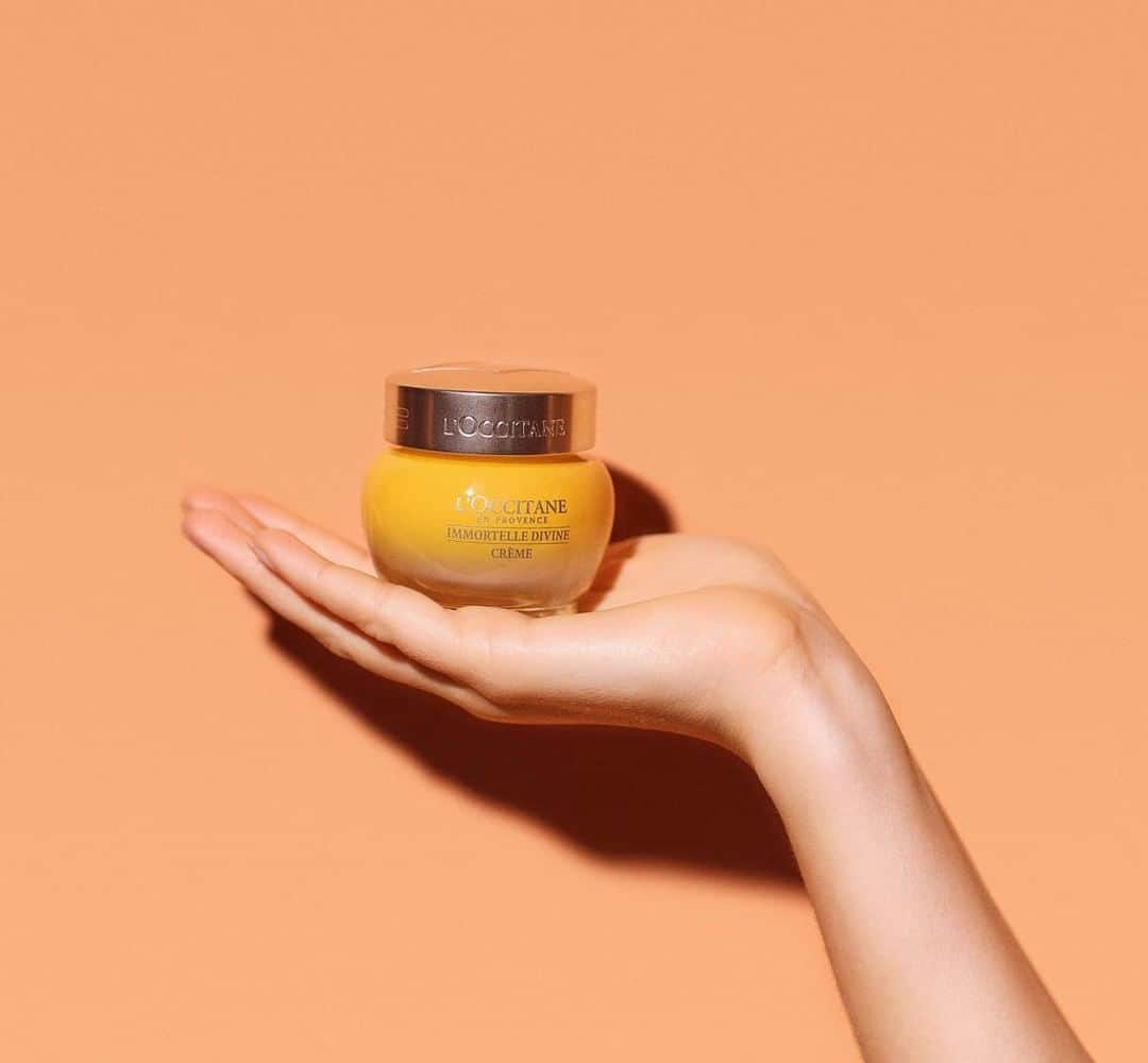 ロクシタンさんのインスタグラム写真 - (ロクシタンInstagram)「After a summer of fun in the sun, prevent wrinkles from forming by adding anti-aging products into your skincare routine ☀️like our Immortelle Divine Cream, formulated with Immortelle essential oil and a 7-natural ingredient complex that fight visible signs of aging and give you a radiant glow. Raise your hand if you're ready to add this to your #SkincareRoutine! 🙋‍♀️#LOccitane #Immortelle #Divine #FaceCream #FaceCare #Skincare #AntiAging #Radiant #BeautyEssentials #NaturalBeauty #NaturalIngredients」8月22日 19時00分 - loccitane