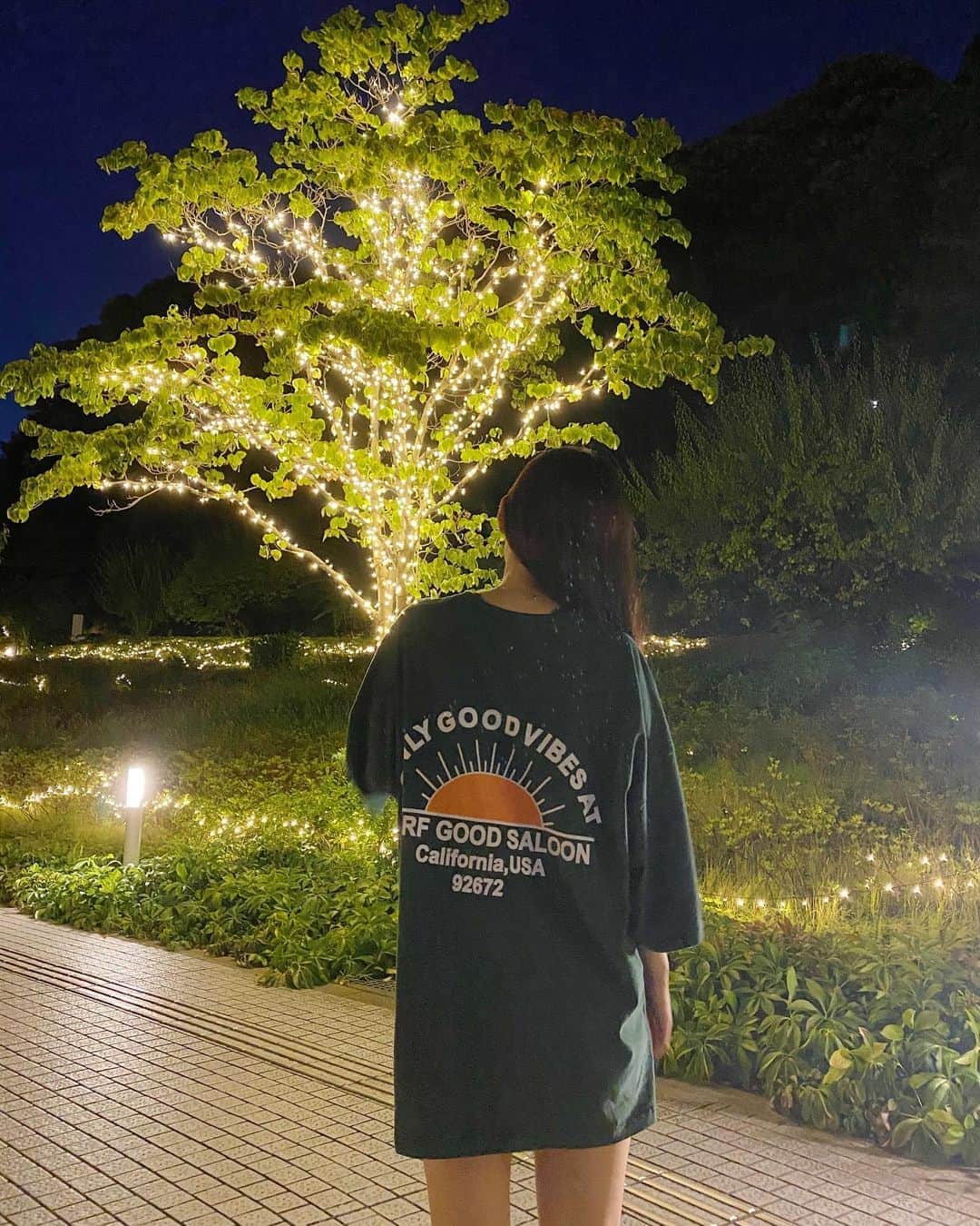 のインスタグラム：「𝐥𝐨𝐯𝐞 𝐧𝐢𝐠𝐡𝐭 𝐰𝐚𝐥𝐤𝐬 𝐢𝐧 𝐦𝐲 𝐭𝐬𝐡𝐢𝐫𝐭  大きめなTシャツ　@sober___official  sizeもいくつかあってだれでも着れるよ🤍 生地が気持ちい〜」