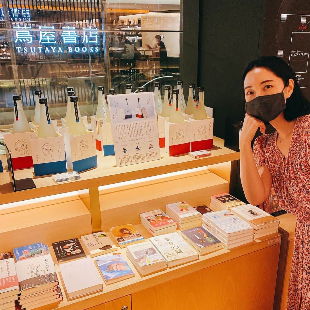 山内マリコのインスタグラム：「銀座蔦屋書店さんで #ほろよい文庫　フェア開催中です✨ 🍶📙 新潟県長岡市のお福酒造さんの美味しいお酒と短編小説のコラボ💕  女性視点・男性視点からそれぞれ一編ずつ、酒がうまくなるような話を書きました🤗  イラストは塩川いづみさん✨  拙著もたくさん並べてくださってて感激…。銀座へお越しの際はチェックをばー！  #GINZASIX  6階 #銀座蔦屋書店」