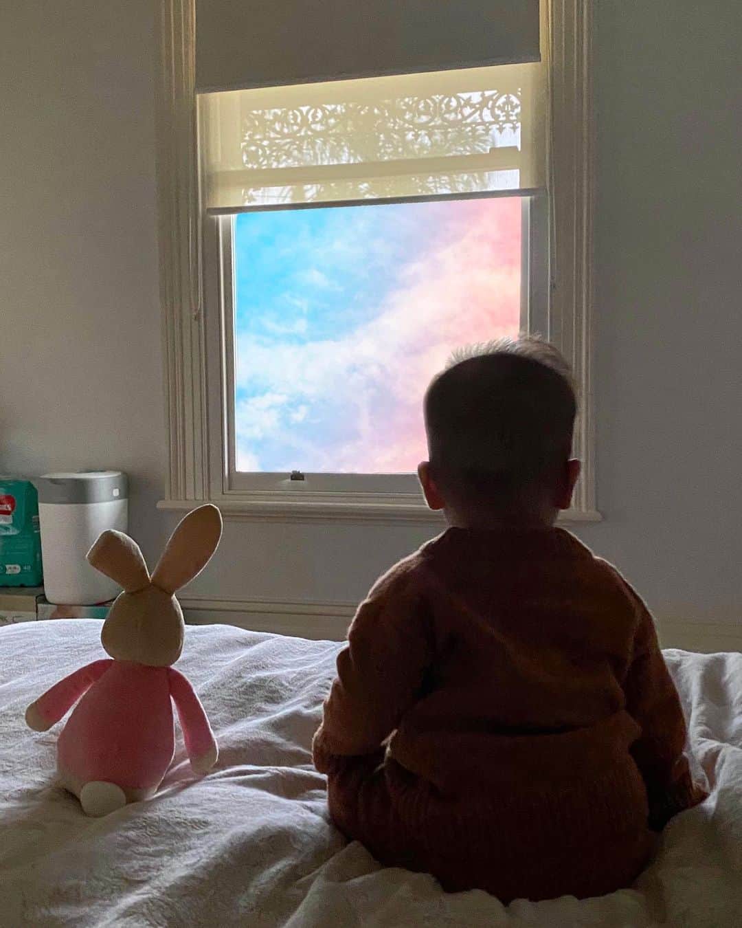 アン・カーティスのインスタグラム：「"Even the smallest one can change the world” -Peter Rabbit  Soon my little one 🌈 #LockdownBaby」