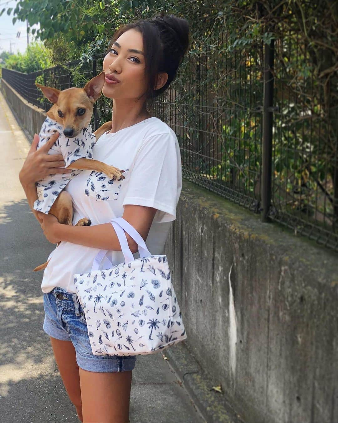 青山めぐさんのインスタグラム写真 - (青山めぐInstagram)「残りの夏はもんちゃんとおソロのアロハＴシャツで決まり〜！🐕🌺もんちゃん似合う😍！男前度UP⤴️⤴️⤴️ #もんちゃん #ペアルック #アロハＴシャツ #チワピン #犬 #お散歩スタイル #親バカ #vague #vaguedogwear #aloha #alohashirt #navyblue #pairlook #summerfashion #dog #doglife」8月22日 18時59分 - megu_19880928