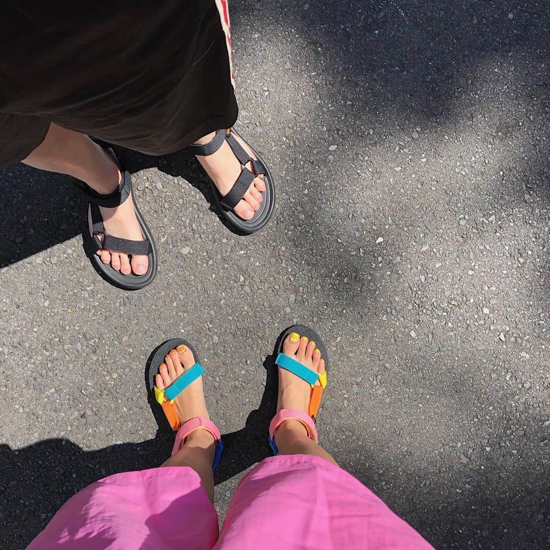 橋本江莉果さんのインスタグラム写真 - (橋本江莉果Instagram)「夫婦揃って、 @teva デビュー👩🏼‍🤝‍👨🏻🌼﻿ ﻿ 私はこの #カラフル タイプに一目惚れして、旦那さんはソールがよりスポーティーなタイプを❤️💗🧡💛💚💙💜🖤﻿ ﻿ 雨の日や汚れも気にせず履けるし、かかとがあるから長時間履く時も🚶🏼‍♀️🚶🏻🌈☀️💕﻿ ﻿ お揃いうれしい👩‍❤️‍👨 ﻿ #teva #sandals #shoes #shoestagram #おそろい」8月22日 13時30分 - erica_hashimoto
