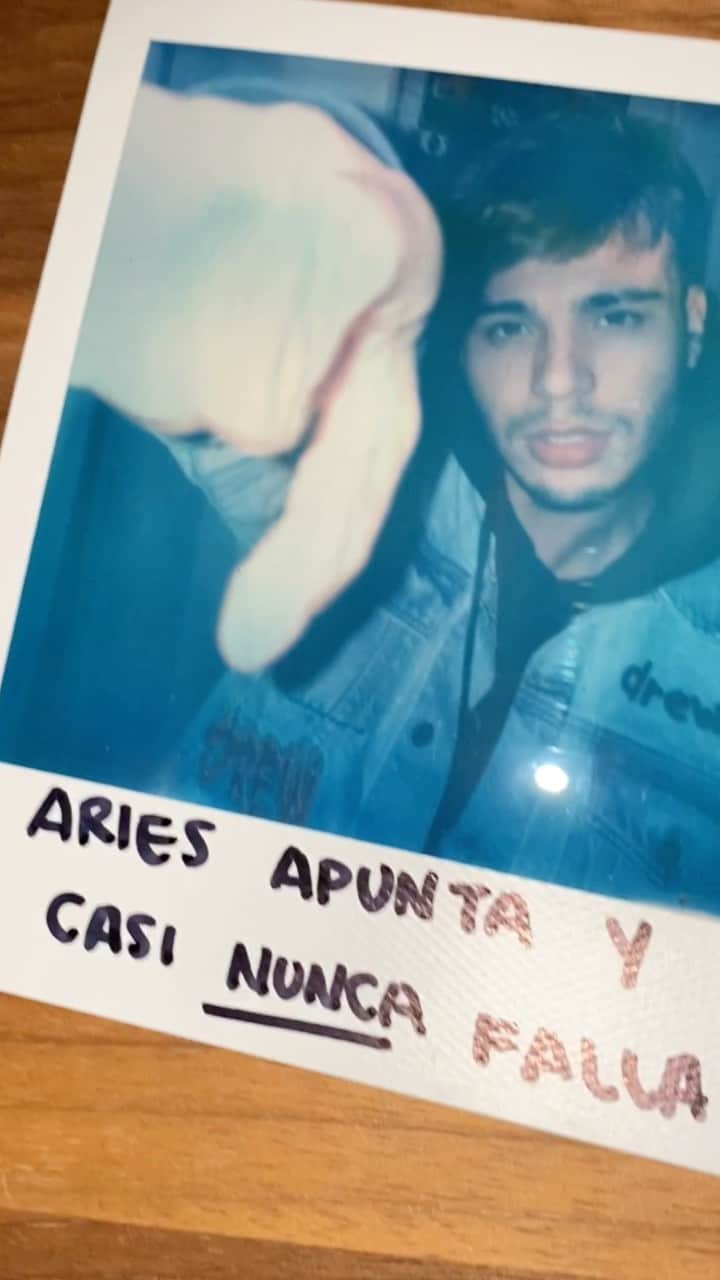 Sebastián Villalobosのインスタグラム：「ARIES  Si soy tu amigo tienes un guerrero al lado  Ya aprendí de todas la veces que me he equivocado  Estamos en el presente atrás quedó el pasado  Eso está pisado   En mi equipo no aceptamos la derrota  Un buen trabajador y eso de lejos se nota  Pa’ nosotros la energía no se agota (no), Ten cuidando con mi genio que algunas veces explota.  Rompe, las reglas rompe, más celoso que yo no existe la compe’ un corazón enorme el que aquí se esconde  quiero probar algo nuevo, tú dime dónde.  ARIES APUNTA Y CASI NUNCA FALLA  AL QUE ME VENGA CON MENTIRAS QUE SE VAYA. NO TRAICIONES MI CONFIANZA, NO TE PASES DE LA RAYA, ASÍ NO TE ACOMPAÑO A LA BATALLA. (X2)   A mí no me hablen de conquistar  Somos reyes para coquetear  aunque a veces me pongo impaciente, pa’ solucionar siempre he sido valiente. ——————— prod by @alejandroarmes - @alejomasterx writed by @rkartista - @sebas」