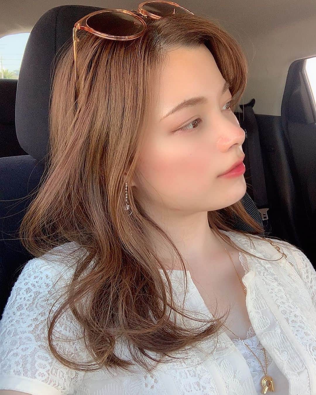 Laraのインスタグラム：「SQUSEMEドライシャンプー🧴💫 あなたの美をいつまでも応援し続けたい と言うのがブランドのコンセプトなんだって🥰 洗い流し不要👏🏻パッケージも薄ピンクでかわいい💓 夏で髪の毛がベタついたりするけど、 メントール配合で地肌スッキリする👌🎐✨ 匂いは強すぎずハスのお花の香りが少しする！🤍 今の時期におすすめ！！ お出かけ中の合間に大活躍してた😂💙　  #SQUSEME #シャンプー #トリートメント #ダメージケア #美髪 #スキューズミー #ヘアケア #ヘアケア用品 #モテ髪 #pr #ドライシャンプー」