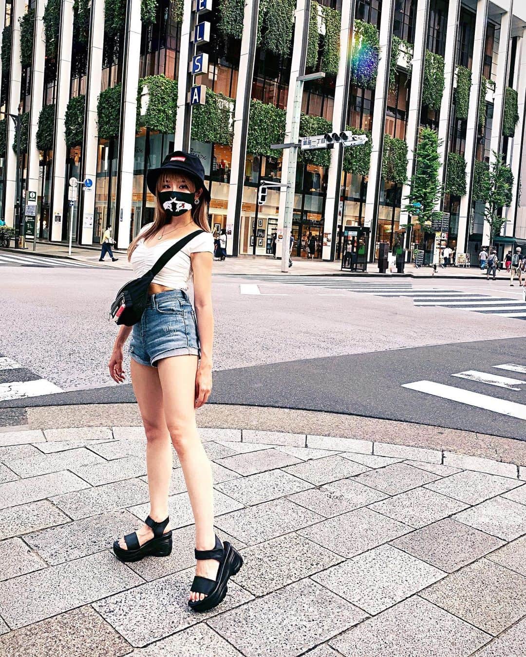 春咲ひなたのインスタグラム：「ある日の#こーでぃねーと 真夏はさすがに暑すぎて露出マン🌞✨ . #コーデ#コーディネート#バケットハット#大好き#かわいい#東京#新宿#歌舞伎町#キャバ嬢#もはや#元キャバ嬢#マツエク#春咲ひなた#YouTube#youtuber . YouTubeに関する問い合わせ先♡  株式会社YEEELL 〒150-0002  東京都渋谷区渋谷3-27-11 祐真ビル新館5F  info@yeeell.jp」