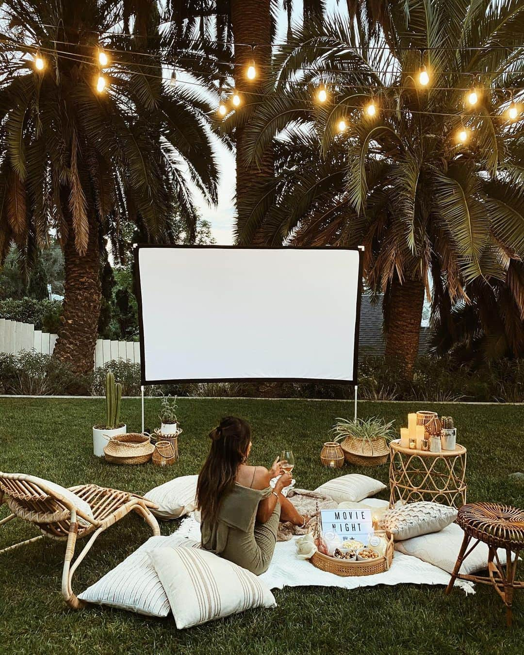 ジュリー・サリニャーナさんのインスタグラム写真 - (ジュリー・サリニャーナInstagram)「Stayin’ in and having a cute movie night in our backyard with @camilacoelhocollection + @revolve 🌙✨ #revolvesummer」8月22日 13時39分 - sincerelyjules