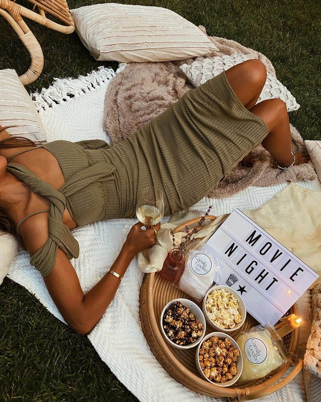 ジュリー・サリニャーナのインスタグラム：「Stayin’ in and having a cute movie night in our backyard with @camilacoelhocollection + @revolve 🌙✨ #revolvesummer」