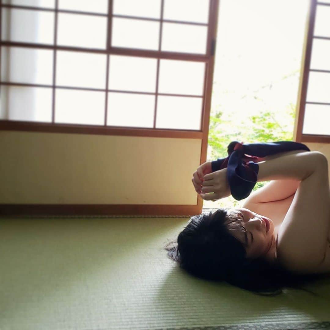 小田飛鳥のインスタグラム：「縛られて、嬉しそう☺︎✌︎笑 #一期一会オフショット  #写真集 #photobook #講談社 #gravure #gravureidol #nude #japanesegirl #asiangirl #blacklonghair」