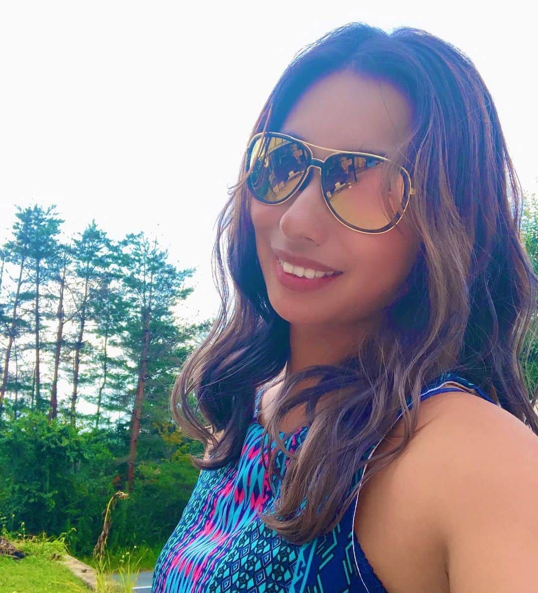のインスタグラム：「赤髪さようなら🦱 てかこのオークリーの サングラス かっこいいわ〜❤️ 偏光、プリズムレンズ 最強だわ✨ #oakley  #オークリーサングラス  #サングラス」