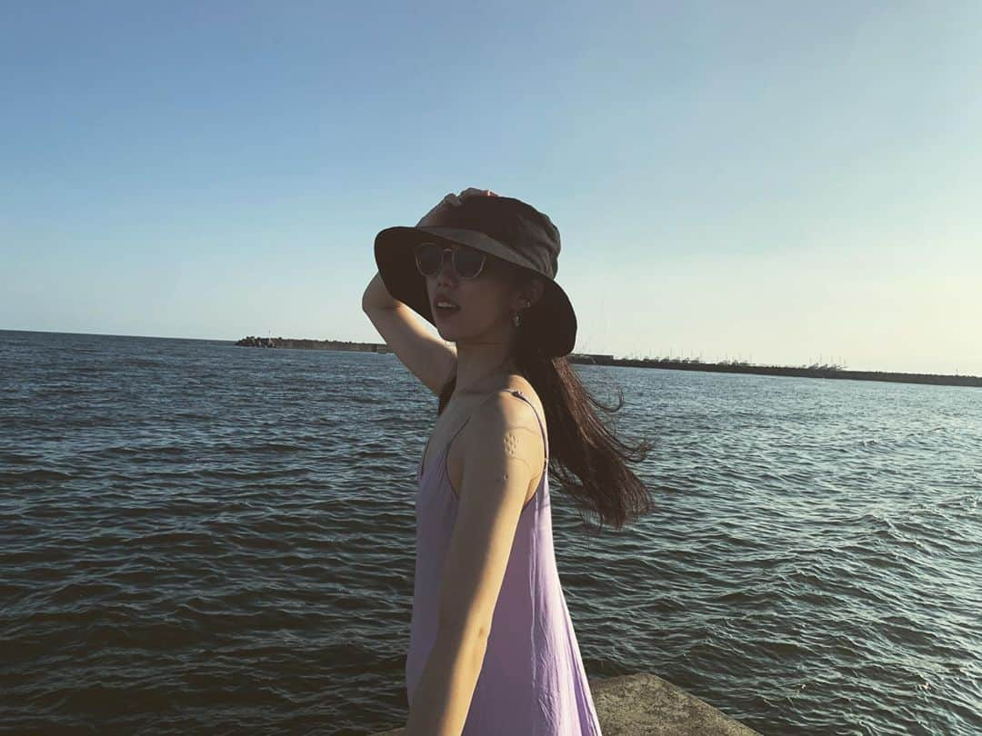 重留真波さんのインスタグラム写真 - (重留真波Instagram)「・ ちょっとだけ夏を感じれた最近 風が強すぎて帽子が飛びそうだった〜 📷by同級生 #宮崎の海行きたいな #久しぶりにサーフィンしたいな」8月22日 13時43分 - shigetome.manami.official