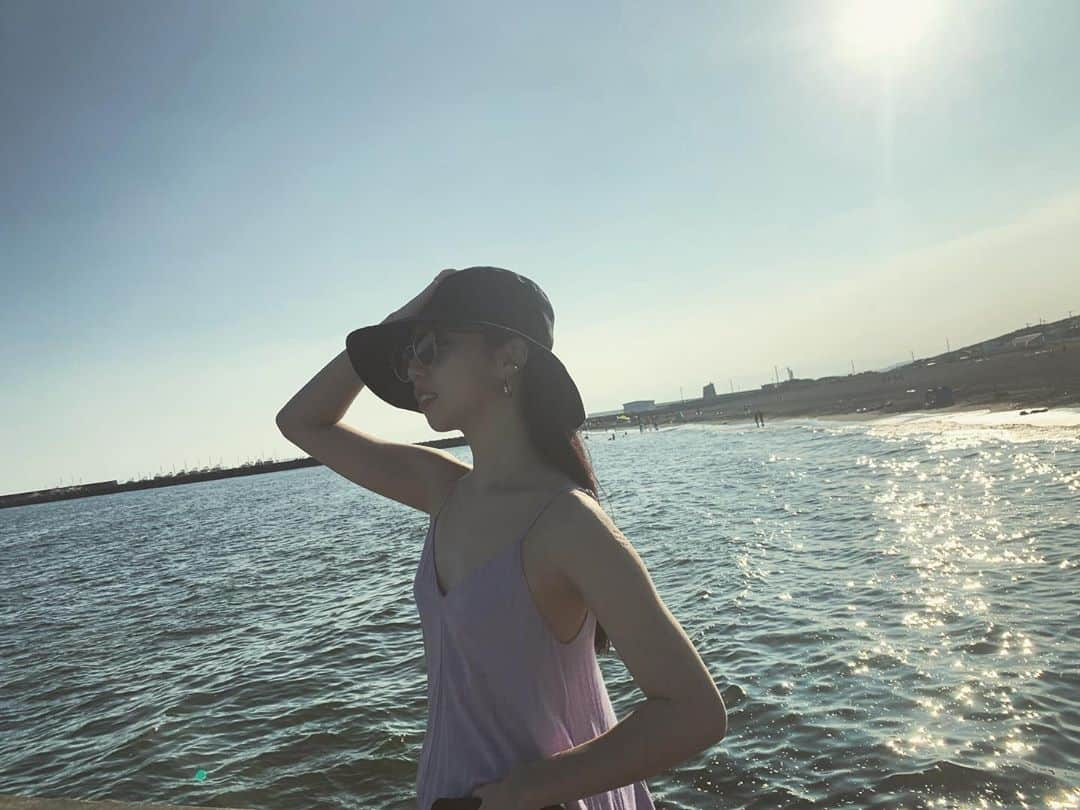 重留真波さんのインスタグラム写真 - (重留真波Instagram)「・ ちょっとだけ夏を感じれた最近 風が強すぎて帽子が飛びそうだった〜 📷by同級生 #宮崎の海行きたいな #久しぶりにサーフィンしたいな」8月22日 13時43分 - shigetome.manami.official