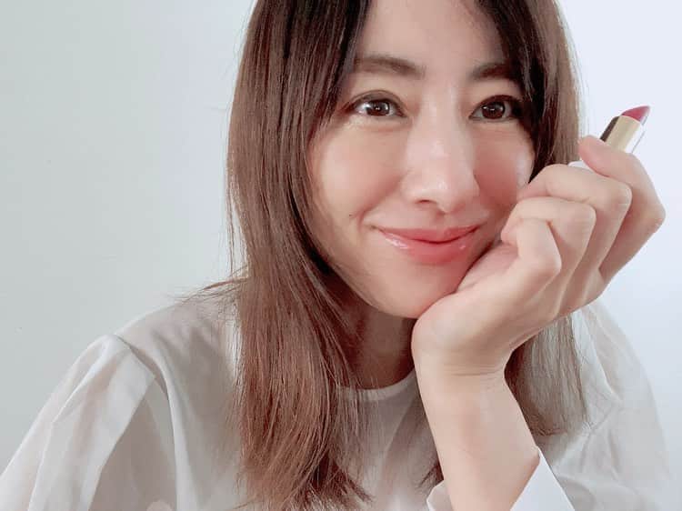 前田ゆかのインスタグラム：「幸せのストーリー #婚活リップ  #幸せリップ と呼ばれた伝説のリップが 限定パッケージで新登場！  ピュアホワイトなボディに愛らしい花々のデザイン。日本人の肌を美しく見せるために厳選された2色だそうです。  #564 クリスタルベビー やわらかな女性らしいピンクベージュ #573 パッションフルーツ クリアで鮮やかなベリーレッド @esteelauderjapan   シアバターの保湿成分が乾燥も防いでくれてなめらかな唇に、 幸せモチーフの引き寄せリップ✨  #幸せリップ #エスティローダー #esteelauder  #lip」