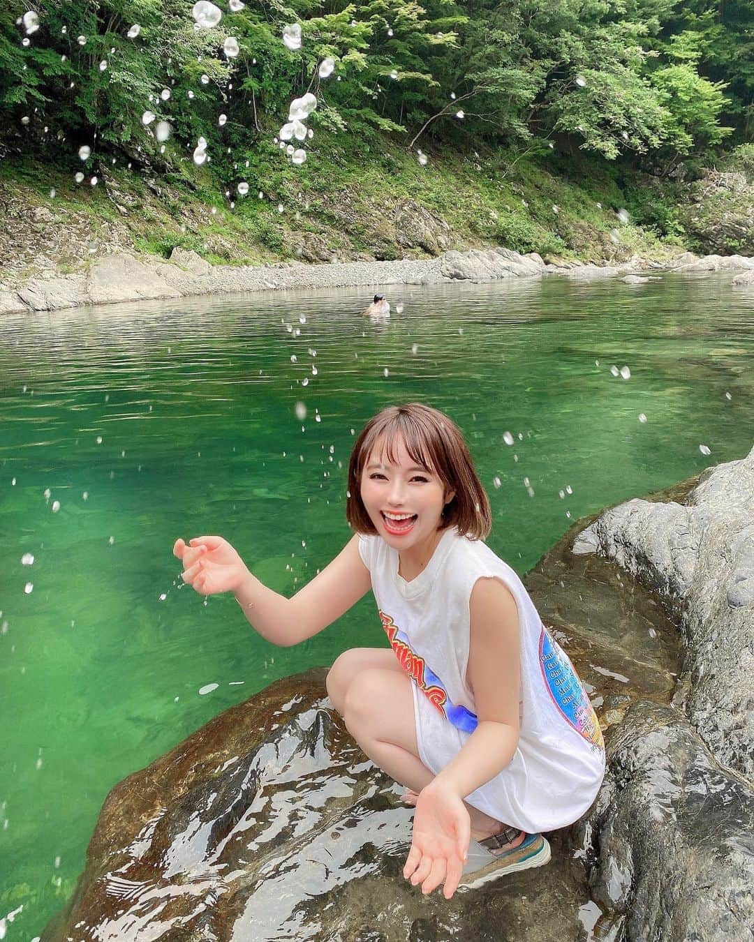 ゆいこ ◡̈♥︎さんのインスタグラム写真 - (ゆいこ ◡̈♥︎Instagram)「⋄﻿ ﻿ お肌を出す季節になると﻿ 脱毛しててよかったと思う🥺♡﻿ ﻿ ﻿ まだ完全ではないけど﻿ @kireimo_official さんのおかげで﻿ めっちゃ楽ちん 𓆉 ꧂﻿ ﻿ ﻿ 最近は男性も脱毛に通われてる方も多くて﻿ メンズキレイモ心斎橋本店も﻿ ６月に オープンしたみたい👏🏼﻿ ﻿ 🔎 _  @mens.kireimo_official ﻿ ﻿ ﻿ 写真は、奈良にある天川村 〽️﻿ ﻿ ほんとに綺麗やったなあ ☺︎︎﻿ この後 もちろんガッツリ泳いだ 🏊‍♀️🏊🏻﻿ ﻿ ﻿ ﻿ 自然に感謝、ご機嫌でいてね。♡﻿  ﻿ ﻿ ﻿ ﻿ ﻿ ﻿ #KIREIMO #キレイモ #脱毛 #脱毛サロン #全身脱毛 #女子力アップ #女子力 #肌ケア #美肌 #MENSKIREIMO #メンズキレイモ﻿#大阪#心斎橋#osaka#大阪観光 #メンズ脱毛 #水遊び」8月22日 13時52分 - yuiko__h