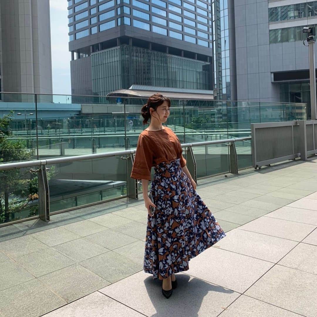 のインスタグラム：「2020.08.17(月)   #日本テレビ 「 #バゲット 」#衣装  #トップス　#スカート  @tiensecoute  #tiensecoute  #日テレ #テレビ衣装 #気象予報士 #お天気キャスター #気象キャスター  #weathercaster #weatherforecaster  #今日の衣装　#きょうの衣装　#今日の服 #今日のコーデ　#今日のスタイリング  #コーディネート　#153cmコーデ  #ootd #ootdfashion #ootdstyle  #2020ss  #春コーデ　#夏コーデ　 #春服 #夏服　#fashion」