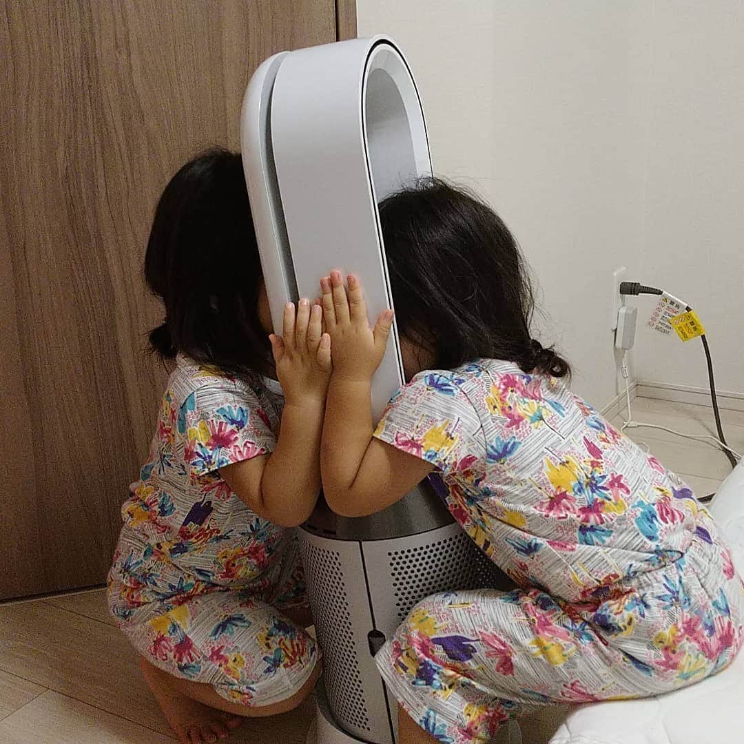 石田明さんのインスタグラム写真 - (石田明Instagram)「dysonの扇風機と双子の娘がコラボしたら癒し効果が抜群やった  #娘たち #石田たち #双子 #dyson #コラボ #癒し」8月22日 13時56分 - nonstyle_ishida