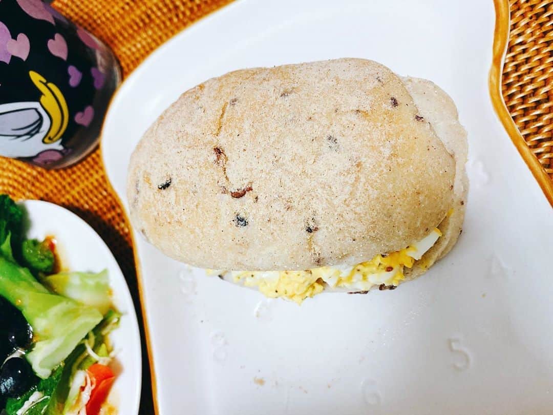 小川麻琴さんのインスタグラム写真 - (小川麻琴Instagram)「お昼ごパン🍞 今日もお米のパン。 タマゴサラダをサンドして🥪✨ やはり、、、米粉の食感好きなだなぁ😌  #お昼ごパン #お米パン #タマゴサンド #まことパン #まことベーグル  #パンスタグラム」8月22日 13時56分 - 1029_makoto