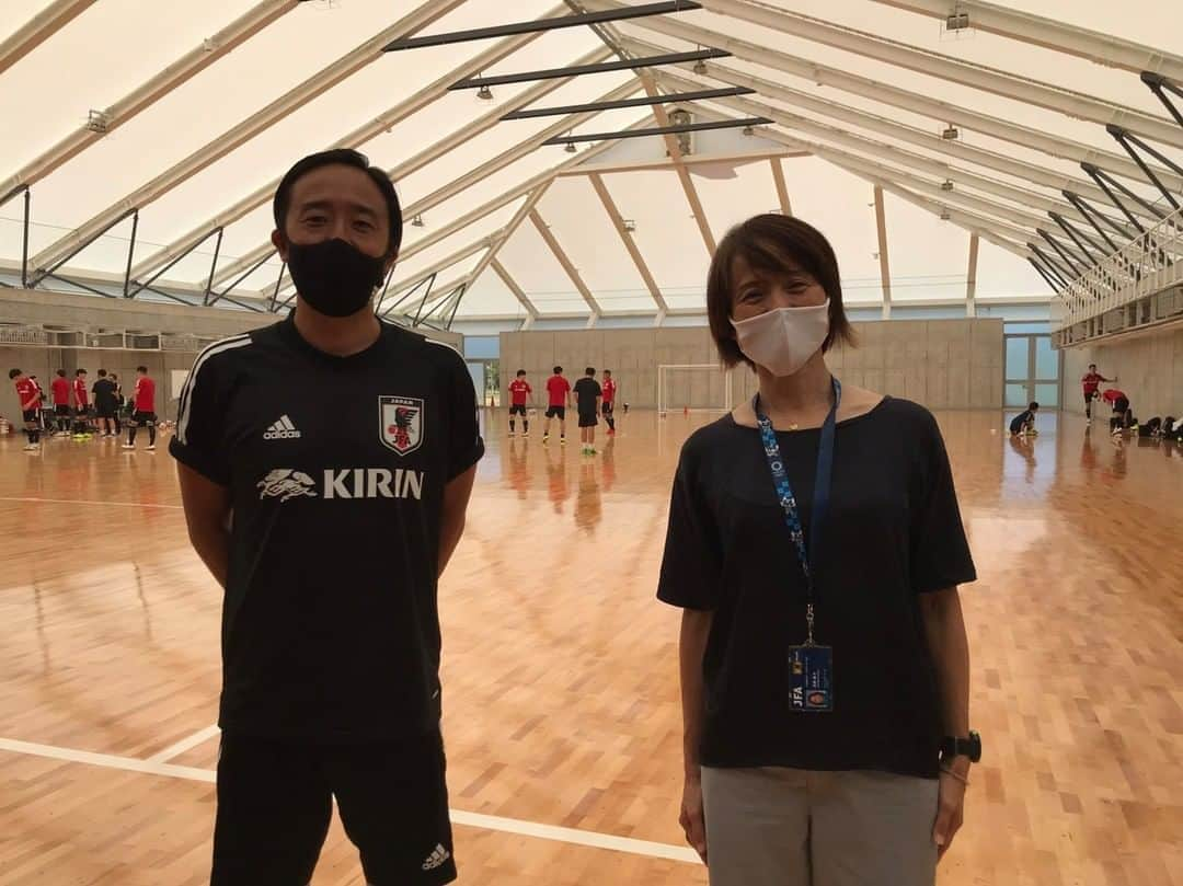 日本サッカー協会さんのインスタグラム写真 - (日本サッカー協会Instagram)「8月18日より #高円宮記念JFA夢フィールド で実施されている #フットサル日本代表 候補のトレーニングキャンプを今井純子女子委員長、#なでしこジャパン の高倉麻子監督が見学！ トレーニングを見学した高倉監督は「常に球際の攻防の連続で、局面の強度がとても高く、サッカーとは少し異なる要素を見ることができ、とても刺激的でしたし勉強になりました。 ブルーノ監督の細部にこだわった指導や、それを聞く選手たちの集中した真剣な表情が印象的でした。 連日関係者が顔を出しているようで、カテゴリーを超えた繋がりと学びを持てることは夢フィールドならではの良さだな感じました。」とコメント。  高円宮記念JFA夢フィールドは今年開設。 サッカーフィールドの他、フットサルアリーナが併設されています。 サッカー・フットサルのコーチングスタッフが集う高円宮記念JFA夢フィールドでは、カテゴリーを超えサッカーとフットサルの協調が図られています。  フットサル日本代表候補トレーニングキャンプの様子はこちら▶ http://www.jfa.jp/national_team/futsal_2020/news/00025222/」8月22日 14時00分 - japanfootballassociation