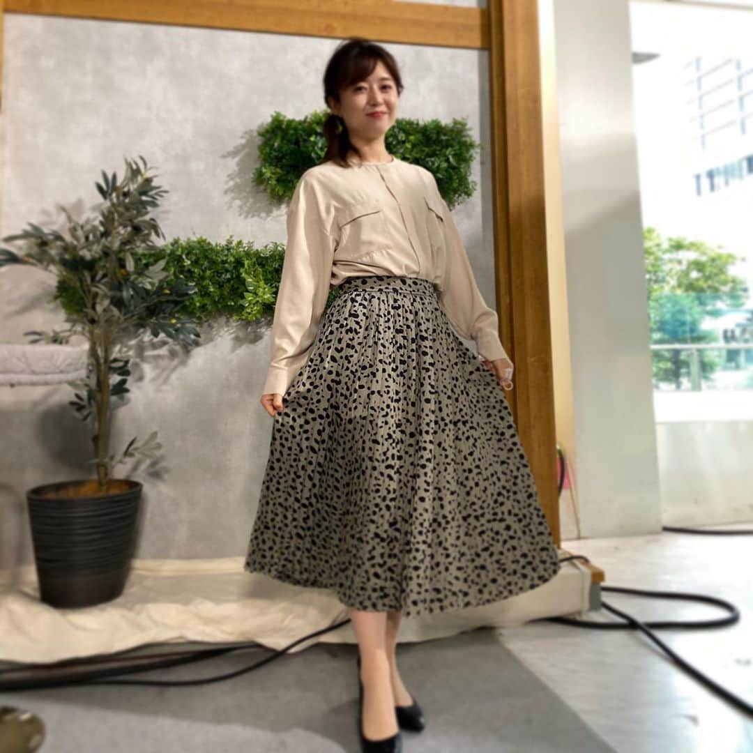 のインスタグラム：「2020.08.18(火)   #日本テレビ 「 #バゲット 」#衣装  #トップス　#スカート   #日テレ #テレビ衣装 #気象予報士 #お天気キャスター #気象キャスター  #weathercaster #weatherforecaster  #今日の衣装　#きょうの衣装　#今日の服 #今日のコーデ　#今日のスタイリング  #コーディネート　#153cmコーデ  #ootd #ootdfashion #ootdstyle  #2020ss  #春コーデ　#夏コーデ　 #春服 #夏服　#fashion」