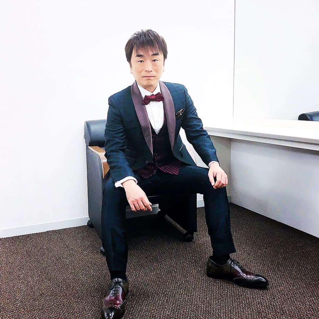 関智一のインスタグラム：「今日は、イベント♫ お願い声優祭に出演しまーす(^ ^) 素敵なタキシードも着れて幸せです💕 本番は、本日18時から😃 お時間ある方は是非❗️  #お願い声優祭り #関智一 #三ツ矢雄二 #森久保祥太郎 #小野賢章 #蒼井翔太  タキシード　@wwtuxedo」