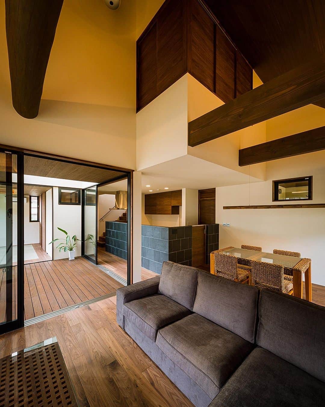一級建築士事務所hausさんのインスタグラム写真 - (一級建築士事務所hausInstagram)「■haus-ubud■ 兵庫県姫路市 #hausubud  : #建築 #住宅 #一戸建て #新築 #リビング #デザイン #設計 #設計事務所 #キッチン #建築家と建てる家 #建築家 #建築デザイン #インテリア #ダイニング #ウッドデッキ #バリ #神戸 #アジアンインテリア #注文住宅 #家つくり #デッキテラス #吹抜け #architect #architecture #livingroom #interior #instahome #diningroom #一級建築士事務所haus」8月22日 14時08分 - hausuma