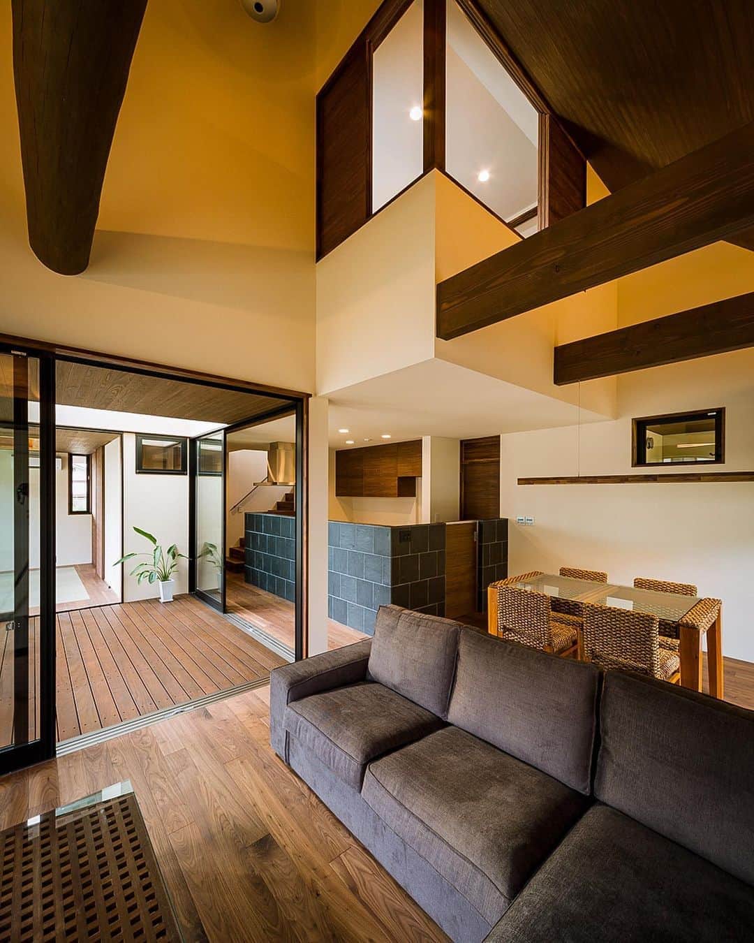一級建築士事務所hausさんのインスタグラム写真 - (一級建築士事務所hausInstagram)「■haus-ubud■ 兵庫県姫路市 #hausubud  : #建築 #住宅 #一戸建て #新築 #リビング #デザイン #設計 #設計事務所 #キッチン #建築家と建てる家 #建築家 #建築デザイン #インテリア #ダイニング #ウッドデッキ #バリ #神戸 #アジアンインテリア #注文住宅 #家つくり #デッキテラス #吹抜け #architect #architecture #livingroom #interior #instahome #diningroom #一級建築士事務所haus」8月22日 14時08分 - hausuma