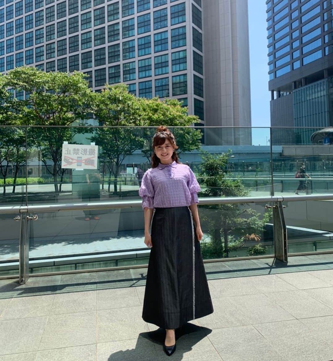 のインスタグラム：「2020.08.20(木)  #日本テレビ 「 #バゲット 」#衣装  そのままYahoo!昼ニュース動画でもお借りしましたー！ありがとうございます🙇🏻‍♀️ #スカート　#ブラウス #日テレ #テレビ衣装 #気象予報士 #お天気キャスター #気象キャスター  #weathercaster #weatherforecaster  #今日の衣装　#きょうの衣装　#今日の服 #今日のコーデ　#今日のスタイリング  #コーディネート　#153cmコーデ  #ootd #ootdfashion #ootdstyle  #2020ss  #春コーデ　#夏コーデ　 #春服 #夏服　#fashion  毎度毎度連投申し訳ありません！もはや荒らしですね…ごめんなさい😂💦💦💦どーしても一日やること終わらずなんかためこんでしまう…！！！今週からやることリストを作ろうと思います…あとあれだインスタだから背景とかも気にしなきゃですね…ぼかしとかに必死。やっぱ絵の前ですかねー(独り言)あと写真の半分くらいいつも半目とか白目とかで撮られ方を練習しなきゃですね…😤😤😤 スタイリストさん、衣装お貸しくださった皆様、写真撮ってくださった皆様、いつもありがとうございます。 またよろしくお願いいたします🙇🏻‍♀️」