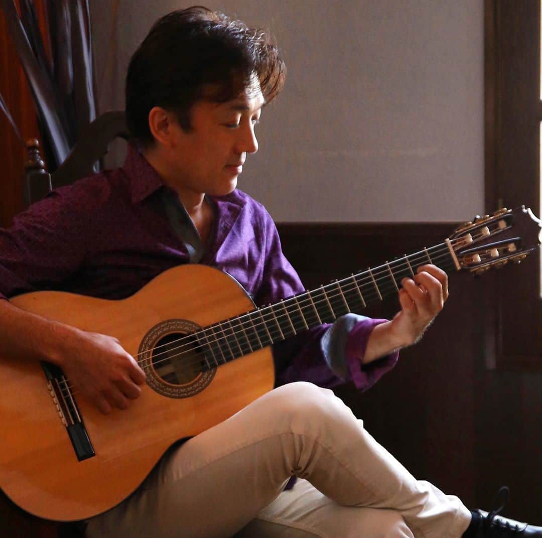 光野桃のインスタグラム：「ギタリスト、諏訪光風さんのオンライン生ライブ「koufuu's room」vol.7が、明日8月23日(日)20時から開催されます。 今回はジャズクラリネットの益田英生さん、パーカッショニストのクリストファー・ハーディさんをゲストに迎えての、ハッピーなデキシーランドジャズの夕べ。 晩夏の夜、軽快な気分でリフレッシュできそうですね。 ・ お申し込み、お問い合わせはライブ主催の「光風オフィシャルサポーターズクラブ」まで。 会員限定配信なので、まずは会員になる手続きを(入会金や年会費などのお金はかかりません) 明日の15時まで申し込みを受け付けています。 光風オフィシャルサポーターズクラブは↓ koufuuyoyaku@yahoo.co.jp  #諏訪光風 #koufuusuwa #オンライン生ライブ #デキシーランドジャズ #約70分のライブです」