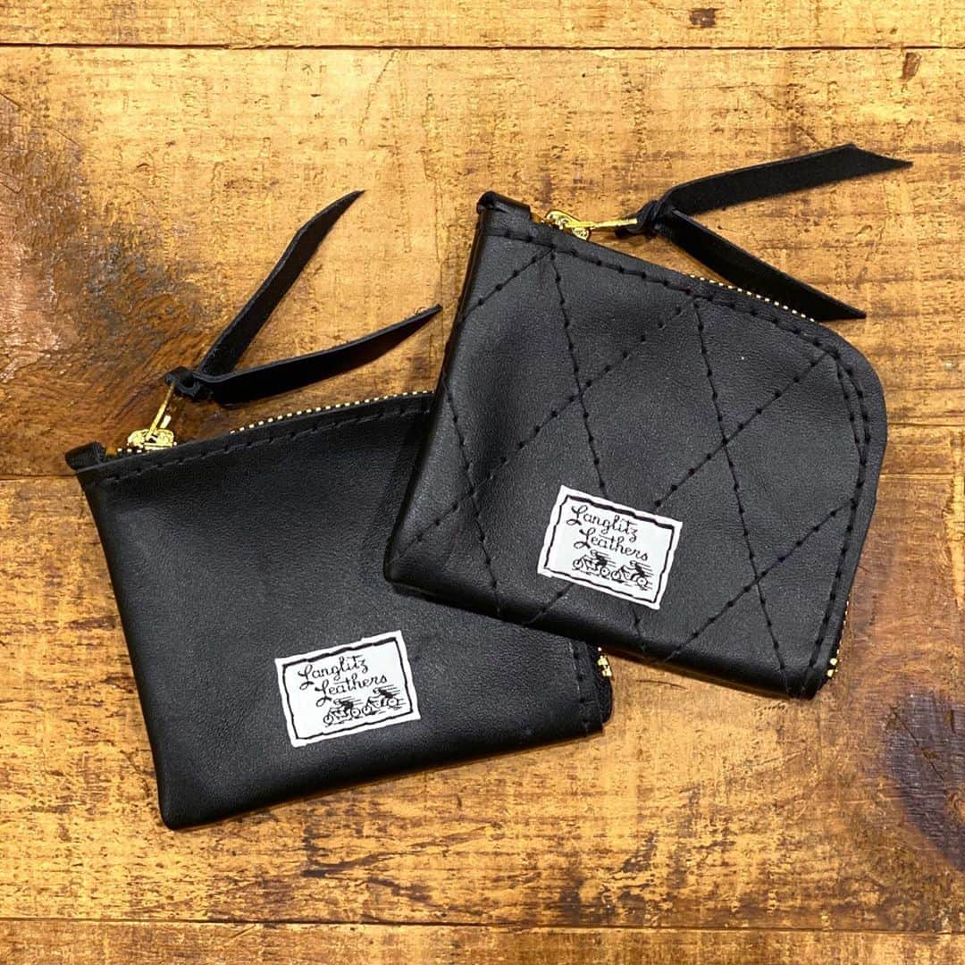 ウェスコさんのインスタグラム写真 - (ウェスコInstagram)「ラングリッツレザーズから新作の"CR Coin Case"が入荷しました！ 手のひら大の小振りなサイズ感で、ヒップポケットや胸ポケット、バッグの中などどこにでも忍ばせておけるウォレットです。 L字型のジッパーを開くと口が大きく開き、センターにはコインポケット、その左右にはカードやお札など、収納性も抜群。 種類はダイヤモンドステッチ有無の2種。 レザーはカウハイド、ジッパーはブラスと、経年変化にも期待大です！  #langlitzleathers #langlitz #leather #crcoincase #coin #case #wallet #1947 #oregon #portland #usa #wescojapan #wescoosaka」8月22日 14時20分 - wesco_japan