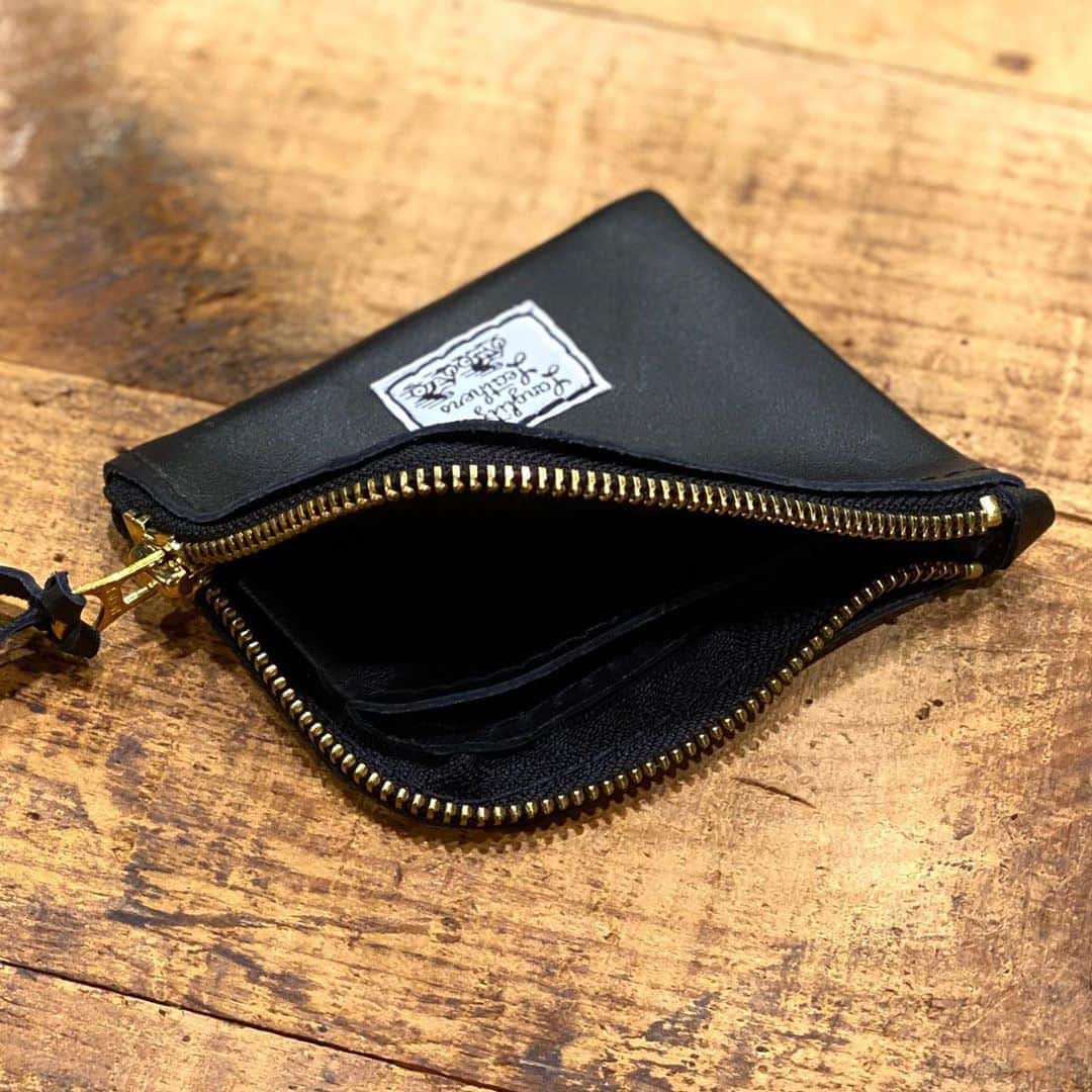 ウェスコさんのインスタグラム写真 - (ウェスコInstagram)「ラングリッツレザーズから新作の"CR Coin Case"が入荷しました！ 手のひら大の小振りなサイズ感で、ヒップポケットや胸ポケット、バッグの中などどこにでも忍ばせておけるウォレットです。 L字型のジッパーを開くと口が大きく開き、センターにはコインポケット、その左右にはカードやお札など、収納性も抜群。 種類はダイヤモンドステッチ有無の2種。 レザーはカウハイド、ジッパーはブラスと、経年変化にも期待大です！  #langlitzleathers #langlitz #leather #crcoincase #coin #case #wallet #1947 #oregon #portland #usa #wescojapan #wescoosaka」8月22日 14時20分 - wesco_japan