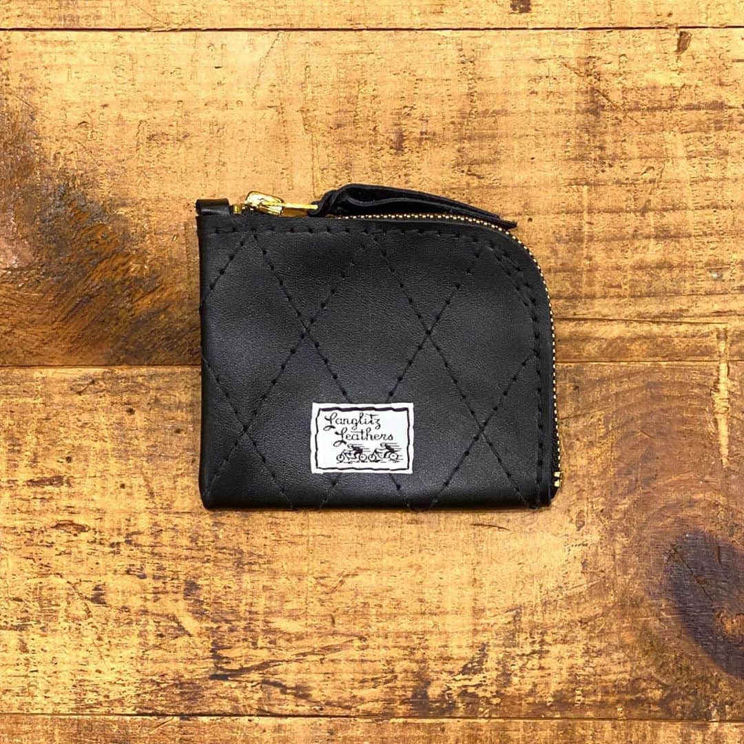 ウェスコさんのインスタグラム写真 - (ウェスコInstagram)「ラングリッツレザーズから新作の"CR Coin Case"が入荷しました！ 手のひら大の小振りなサイズ感で、ヒップポケットや胸ポケット、バッグの中などどこにでも忍ばせておけるウォレットです。 L字型のジッパーを開くと口が大きく開き、センターにはコインポケット、その左右にはカードやお札など、収納性も抜群。 種類はダイヤモンドステッチ有無の2種。 レザーはカウハイド、ジッパーはブラスと、経年変化にも期待大です！  #langlitzleathers #langlitz #leather #crcoincase #coin #case #wallet #1947 #oregon #portland #usa #wescojapan #wescoosaka」8月22日 14時20分 - wesco_japan