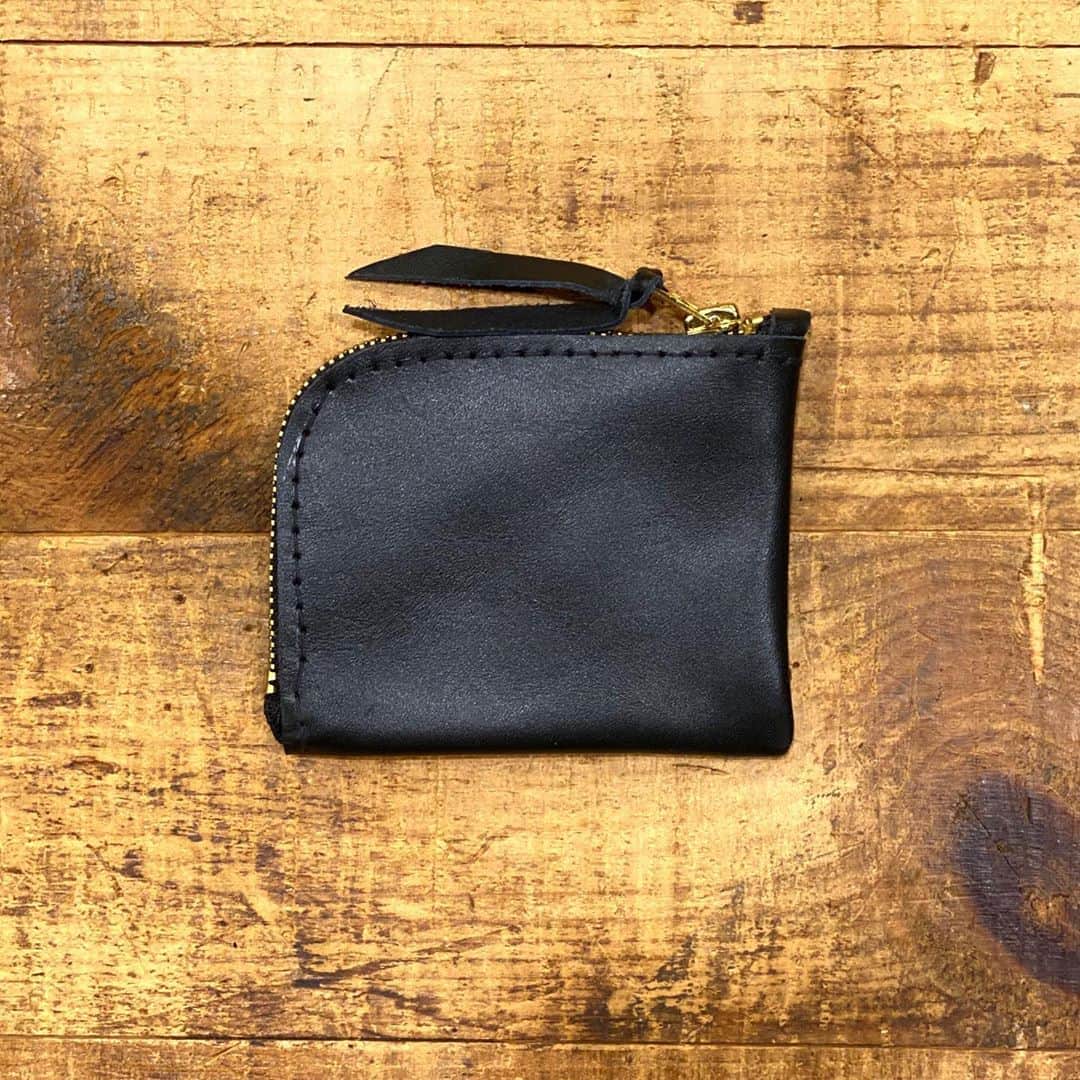 ウェスコさんのインスタグラム写真 - (ウェスコInstagram)「ラングリッツレザーズから新作の"CR Coin Case"が入荷しました！ 手のひら大の小振りなサイズ感で、ヒップポケットや胸ポケット、バッグの中などどこにでも忍ばせておけるウォレットです。 L字型のジッパーを開くと口が大きく開き、センターにはコインポケット、その左右にはカードやお札など、収納性も抜群。 種類はダイヤモンドステッチ有無の2種。 レザーはカウハイド、ジッパーはブラスと、経年変化にも期待大です！  #langlitzleathers #langlitz #leather #crcoincase #coin #case #wallet #1947 #oregon #portland #usa #wescojapan #wescoosaka」8月22日 14時20分 - wesco_japan