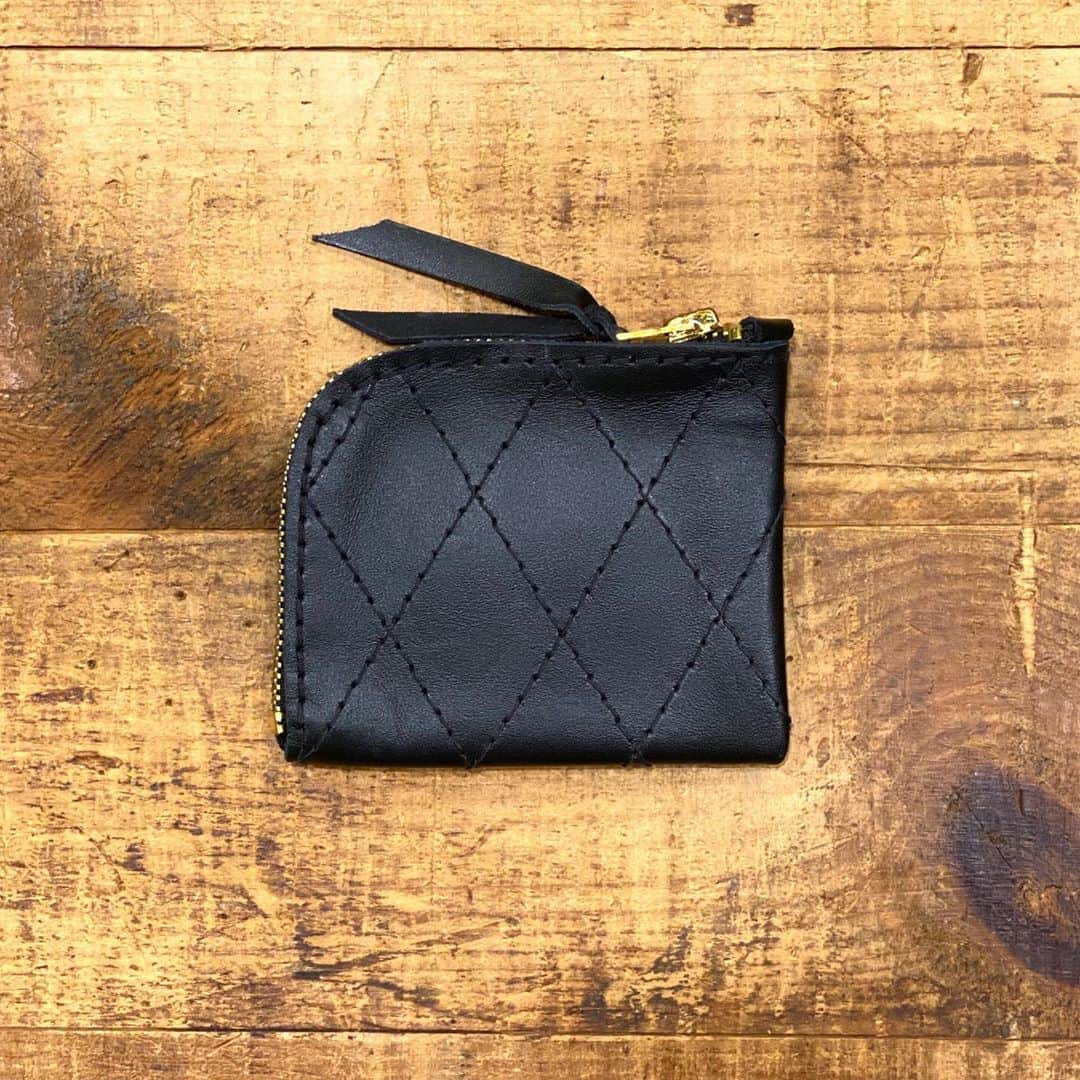 ウェスコさんのインスタグラム写真 - (ウェスコInstagram)「ラングリッツレザーズから新作の"CR Coin Case"が入荷しました！ 手のひら大の小振りなサイズ感で、ヒップポケットや胸ポケット、バッグの中などどこにでも忍ばせておけるウォレットです。 L字型のジッパーを開くと口が大きく開き、センターにはコインポケット、その左右にはカードやお札など、収納性も抜群。 種類はダイヤモンドステッチ有無の2種。 レザーはカウハイド、ジッパーはブラスと、経年変化にも期待大です！  #langlitzleathers #langlitz #leather #crcoincase #coin #case #wallet #1947 #oregon #portland #usa #wescojapan #wescoosaka」8月22日 14時20分 - wesco_japan