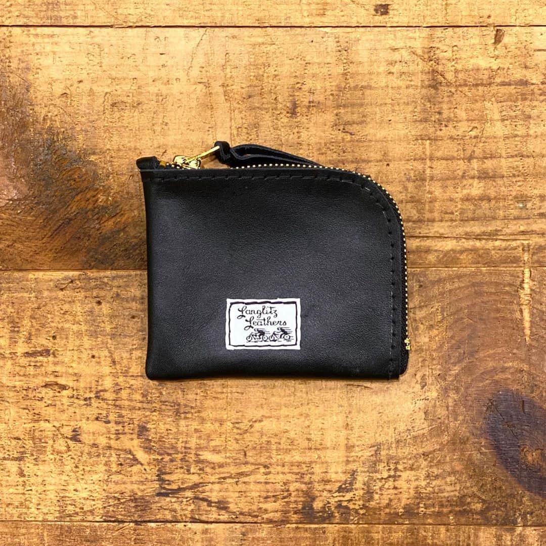 ウェスコさんのインスタグラム写真 - (ウェスコInstagram)「ラングリッツレザーズから新作の"CR Coin Case"が入荷しました！ 手のひら大の小振りなサイズ感で、ヒップポケットや胸ポケット、バッグの中などどこにでも忍ばせておけるウォレットです。 L字型のジッパーを開くと口が大きく開き、センターにはコインポケット、その左右にはカードやお札など、収納性も抜群。 種類はダイヤモンドステッチ有無の2種。 レザーはカウハイド、ジッパーはブラスと、経年変化にも期待大です！  #langlitzleathers #langlitz #leather #crcoincase #coin #case #wallet #1947 #oregon #portland #usa #wescojapan #wescoosaka」8月22日 14時20分 - wesco_japan