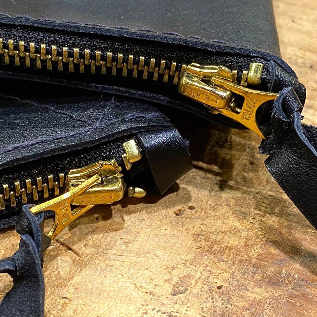 ウェスコさんのインスタグラム写真 - (ウェスコInstagram)「ラングリッツレザーズから新作の"CR Coin Case"が入荷しました！ 手のひら大の小振りなサイズ感で、ヒップポケットや胸ポケット、バッグの中などどこにでも忍ばせておけるウォレットです。 L字型のジッパーを開くと口が大きく開き、センターにはコインポケット、その左右にはカードやお札など、収納性も抜群。 種類はダイヤモンドステッチ有無の2種。 レザーはカウハイド、ジッパーはブラスと、経年変化にも期待大です！  #langlitzleathers #langlitz #leather #crcoincase #coin #case #wallet #1947 #oregon #portland #usa #wescojapan #wescoosaka」8月22日 14時20分 - wesco_japan