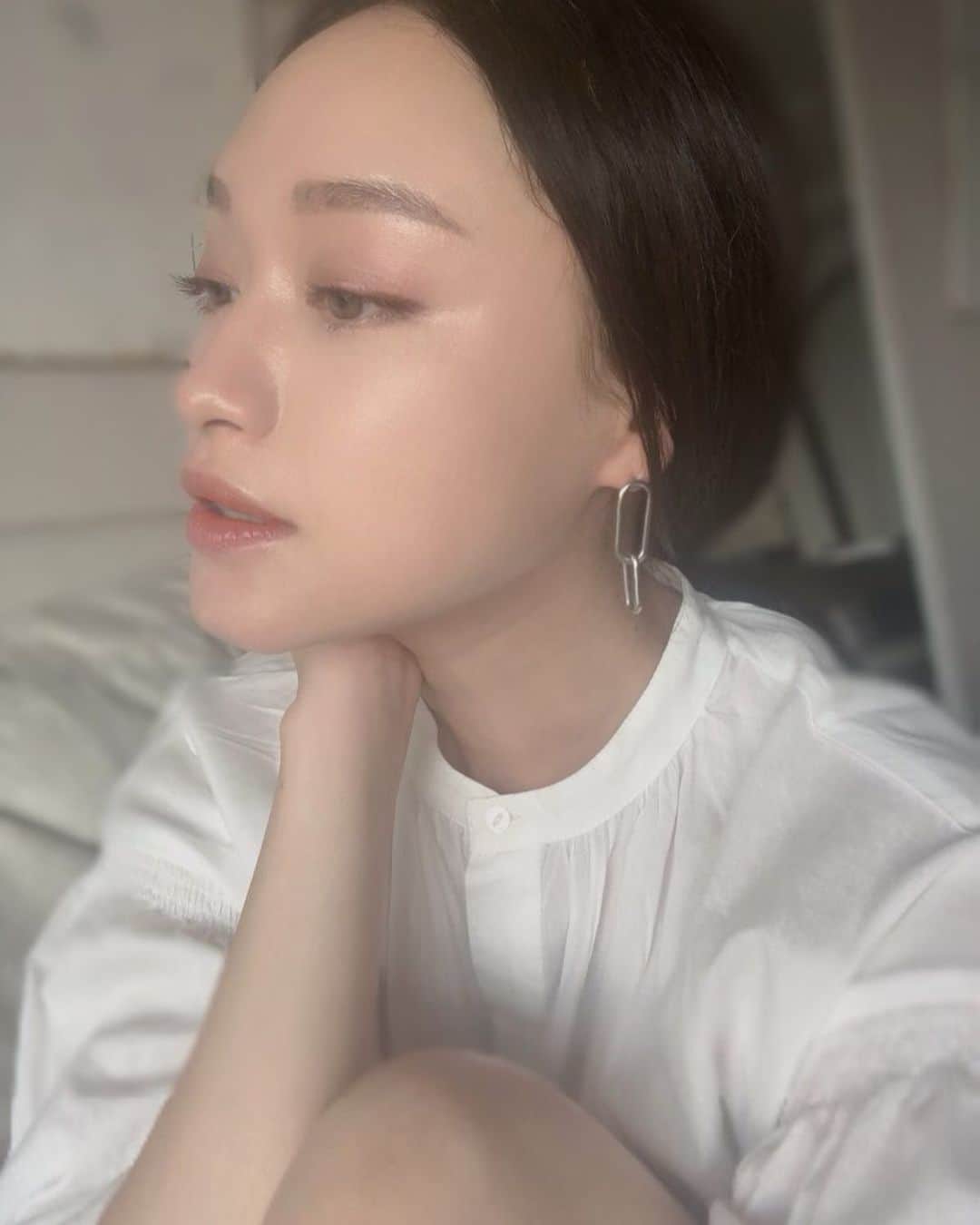 のインスタグラム：「今日のメイクは ◾️ @vintorte ミネラルUVスティックファンデーション ◾️ @mmmcosmetics_official  アイライトクッション02 ◾️ @excelmake ロング&カラードラッシュLC02（クランベリー） ◾️ @roselabo.japan リップ美容液 ・ 今日の21時〜 @alittlealotjp さんとのコラボ インスタライヴ✨ お待ちしてます😆✨ ・ #セルフメイク #ナチュラルコスメ #オーガニックコスメ #メイク #makeup #cosmetics #love #organiccosmetics #화장품 #뷰티 #메이크업 #좋아요 #미용」