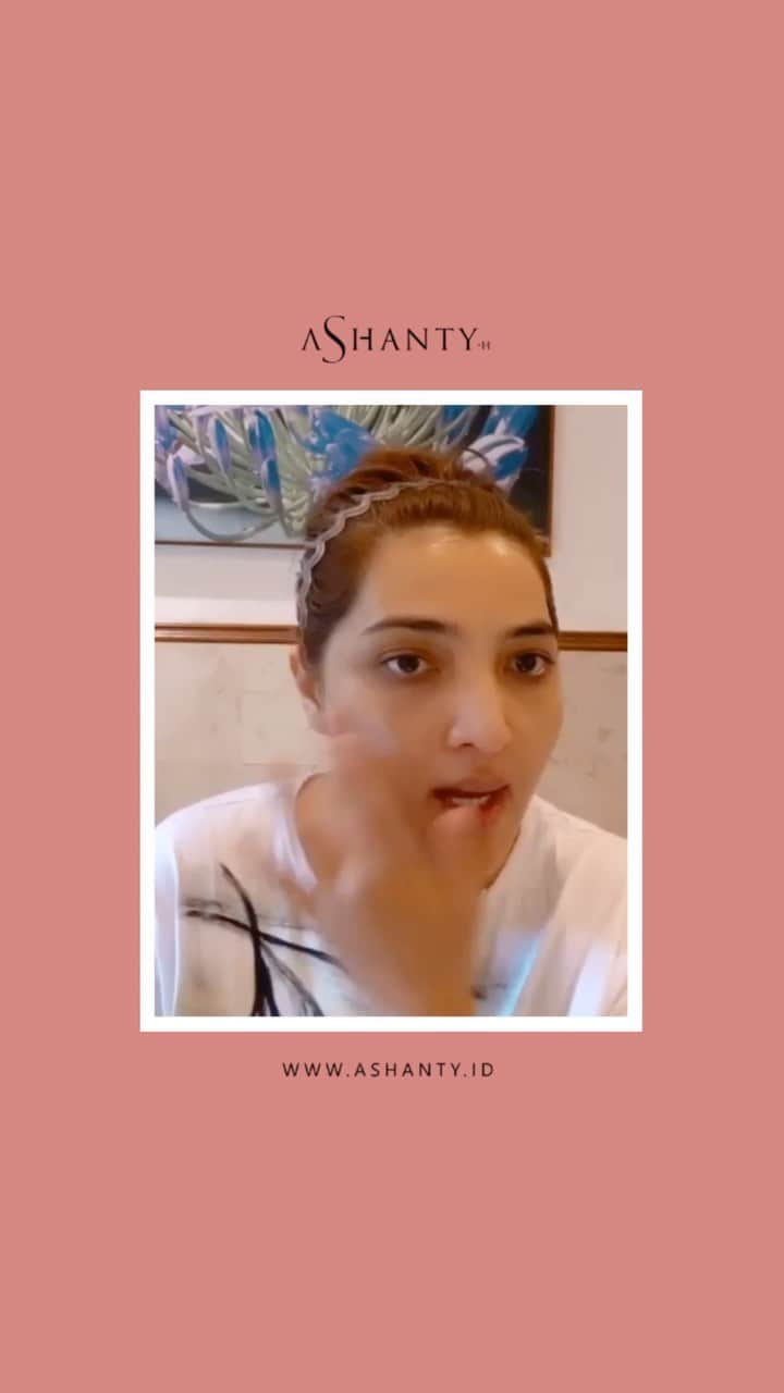 ASHANTY BEAUTY CREAM OFFICIALのインスタグラム：「🌸Anti Aging Cream Series🌸  Keunggulan Day Cream by Ashanty  • Mampu mencerahkan kulit wajah • Mampu melembutkan kulit wajah • Mampu melembabkan kulit wajah • Mengencangkan dan mengenyalkan • Mengandung SPF sehingga mampu melindungi kulit wajah dari paparan sinar matahari langsung • Dapat digunakan sebagai alas bedak • Tidak membuat wajah menjadi berminyak  Selalu rutin merawat dan menutrisi kulit wajah dengan menggunakan Ashanty Beauty Cream dan dapatkan hasil kulit wajah idaman ✨  ______________________________ Informasi dan pemesanan  Ashanty Beauty Cream  WA: 081287388885 WA: 081293823950 WA: 087778489900 WaA: 085781140354 ⚡️ Fast Respons Click Link On Bio Instagram @ashantyid ❣️ ______________________________ #ashantybeautycream #creamashanty #skincareashanty #skincare #skincareartis #skincarelokal #creamwajah #creamperawatanwajah #obatjerawat #jerawat #kosmetik #krimwajah #creamwajah #whiteningcream #ashantyid #ashanty #ahha #kepastian #aurelhermansyah」