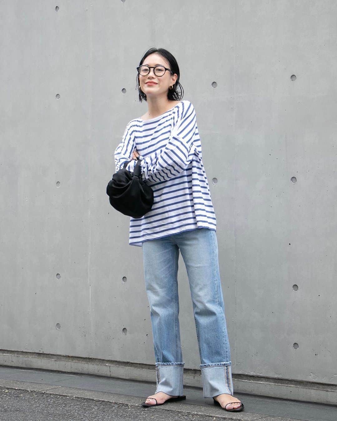 のインスタグラム：「.﻿ ﻿ ﻿ 〜 RED CARD SNAP 5STYLE 〜﻿ vol.2 石岡真実さん @mami_ishioka  ﻿ Denim : ﻿ MM72﻿ 12551-kvl﻿ ¥19,000+tax﻿ ﻿ #redcard#redcarddenim#redcardsnap#snap#denim#jeans#ootd#code#denimcode#レッドカードスナップ#レッドカードデニム#美脚デニム#デニムコーデ#大人カジュアル#夏コーデ#きれいめコーデ#ロールアップデニム#トレンドデニム#ボーダー#ルミノア#石岡真実 さん」