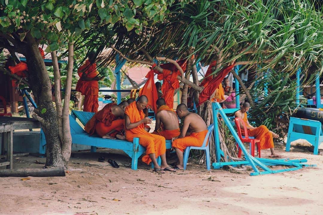 Shunsuke Miyatakeのインスタグラム：「Relaxing Monks at Rabbit Island, Kep, Cambodia」