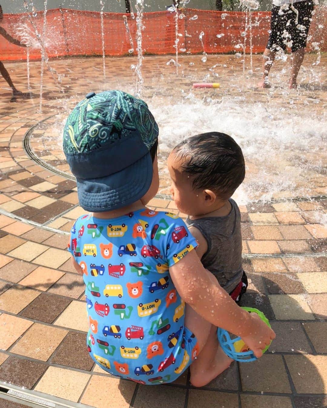 清澤恵美子さんのインスタグラム写真 - (清澤恵美子Instagram)「お兄ちゃんに遊んでもらって水遊び🥰 最近は帽子を被ってくれません！！ @haruteam ありがとう^ ^ #9ヶ月ボーイ　#絶賛後追い中  ベビたちが楽しめる場所（全ジャンル）あれば教えてください！！！！」8月22日 14時50分 - kiyosawaemiko