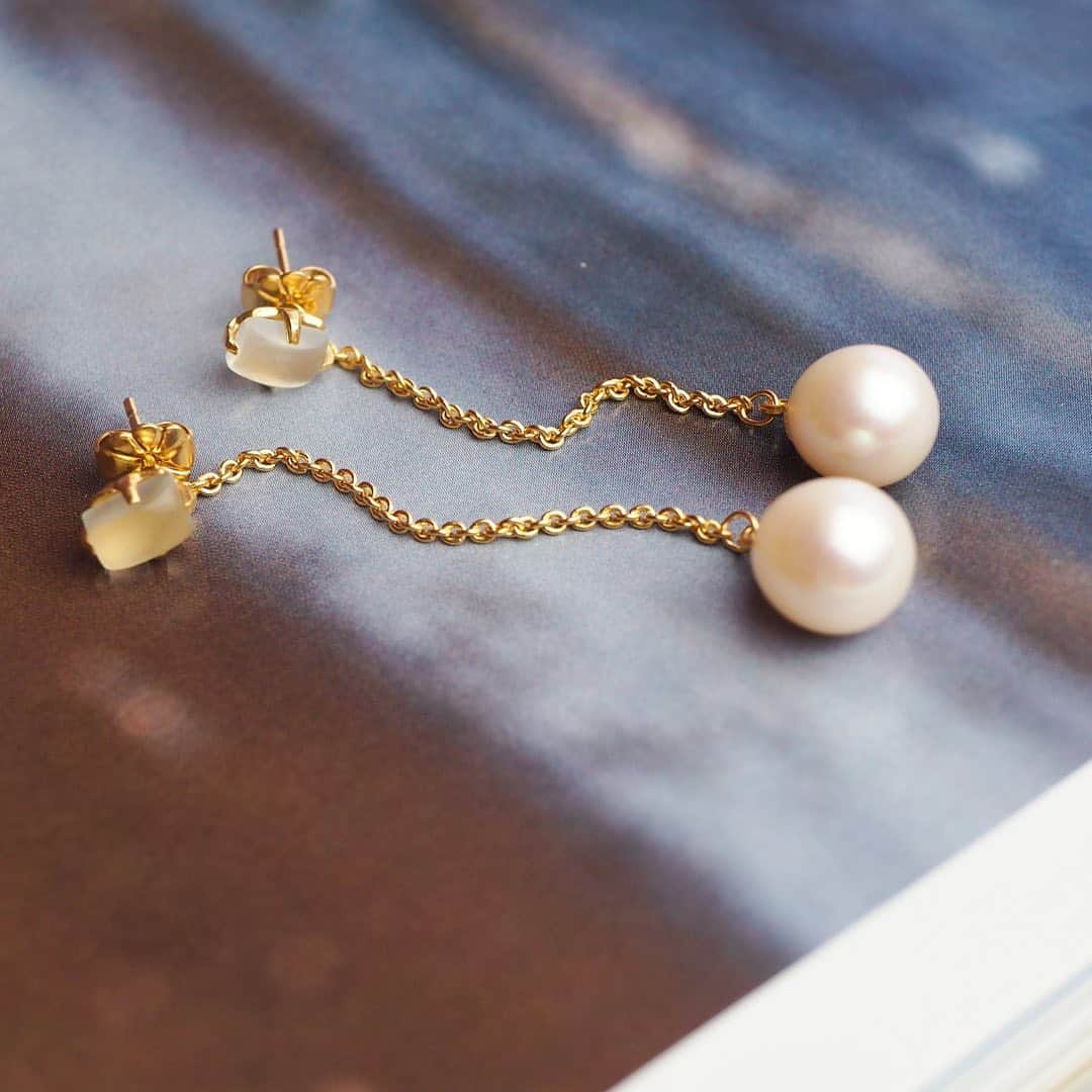 のインスタグラム：「Pearl jewellery makes for a classy and timeless gift for a special occasion such as an anniversary or a birthday. Elegant long earrrings set with pearl and moonstone💝 #carrejewellery」
